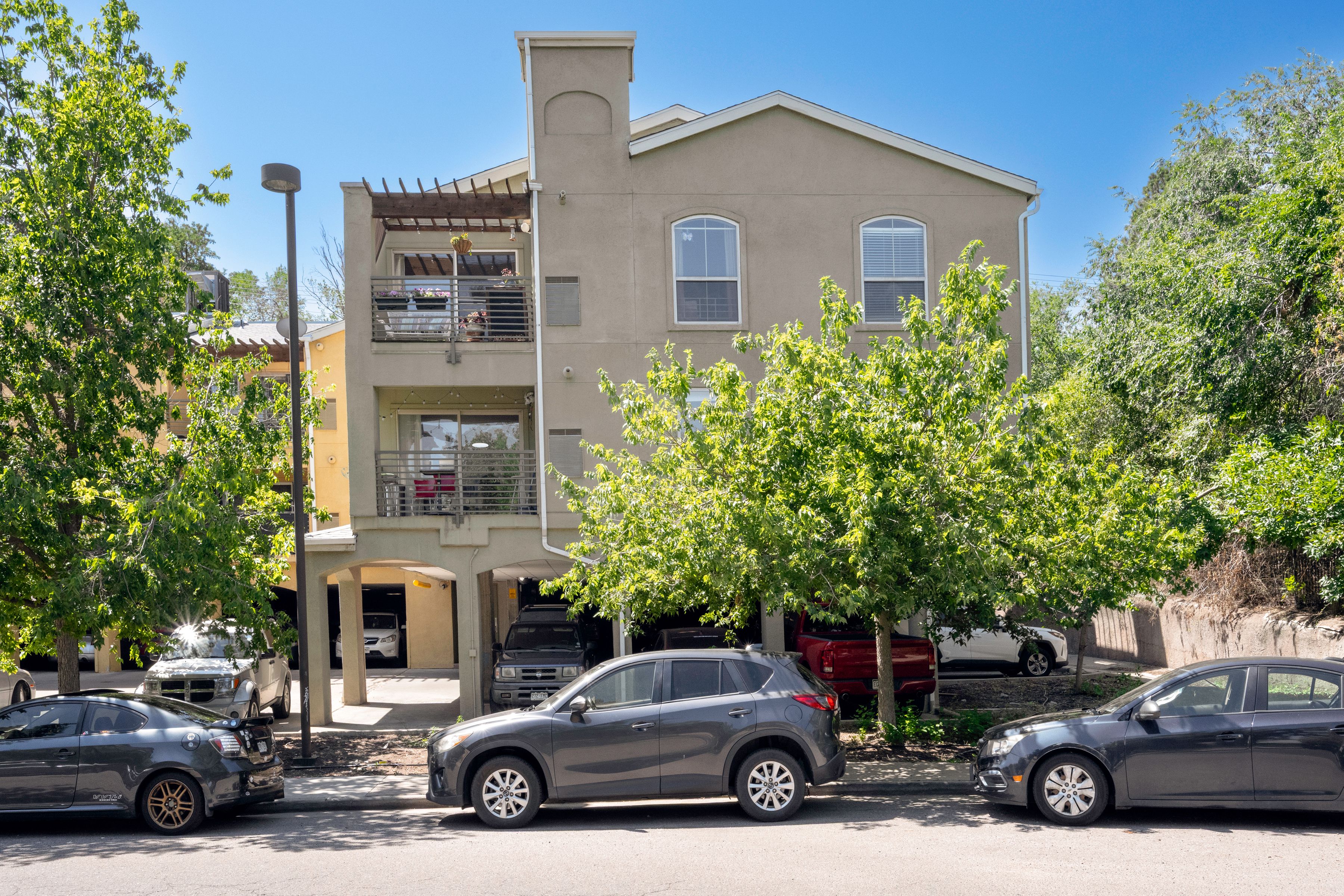  Sun-Drenched, Top-Floor End-Unit Condominium in the Heart of Central Boulder - 物件實景