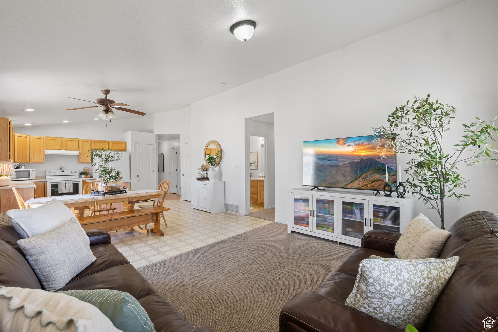 Saratoga Springs, Utah, 84045, United States, 3 Bedrooms Bedrooms, ,2 BathroomsBathrooms,Residential,For Sale,1911189