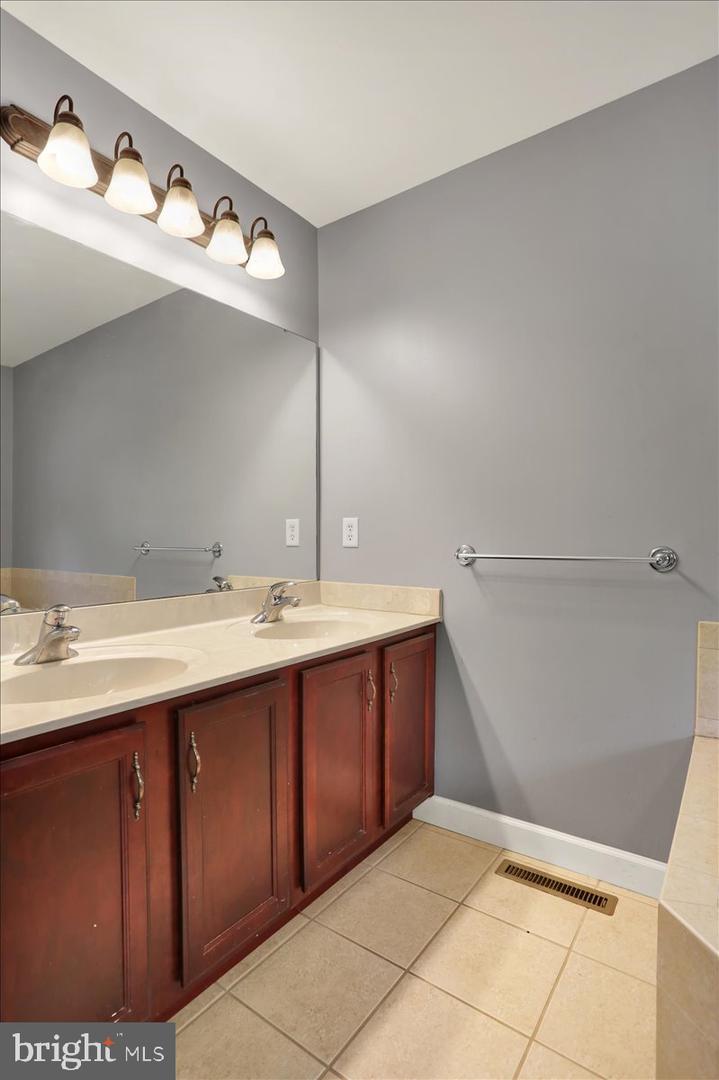 Reading, Pennsylvania, 19606, United States, 4 Bedrooms Bedrooms, ,4 BathroomsBathrooms,Residential,For Sale,1947941