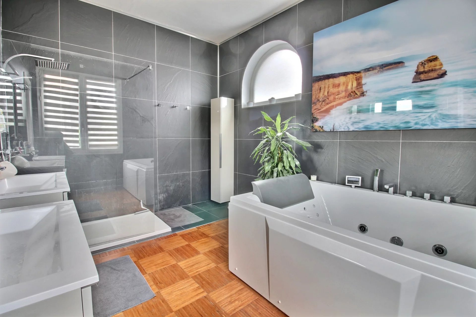 Bordeaux, New Aquitaine, 33000, FR, 6 Bedrooms Bedrooms, ,4 BathroomsBathrooms,Residential,For Sale,1254015