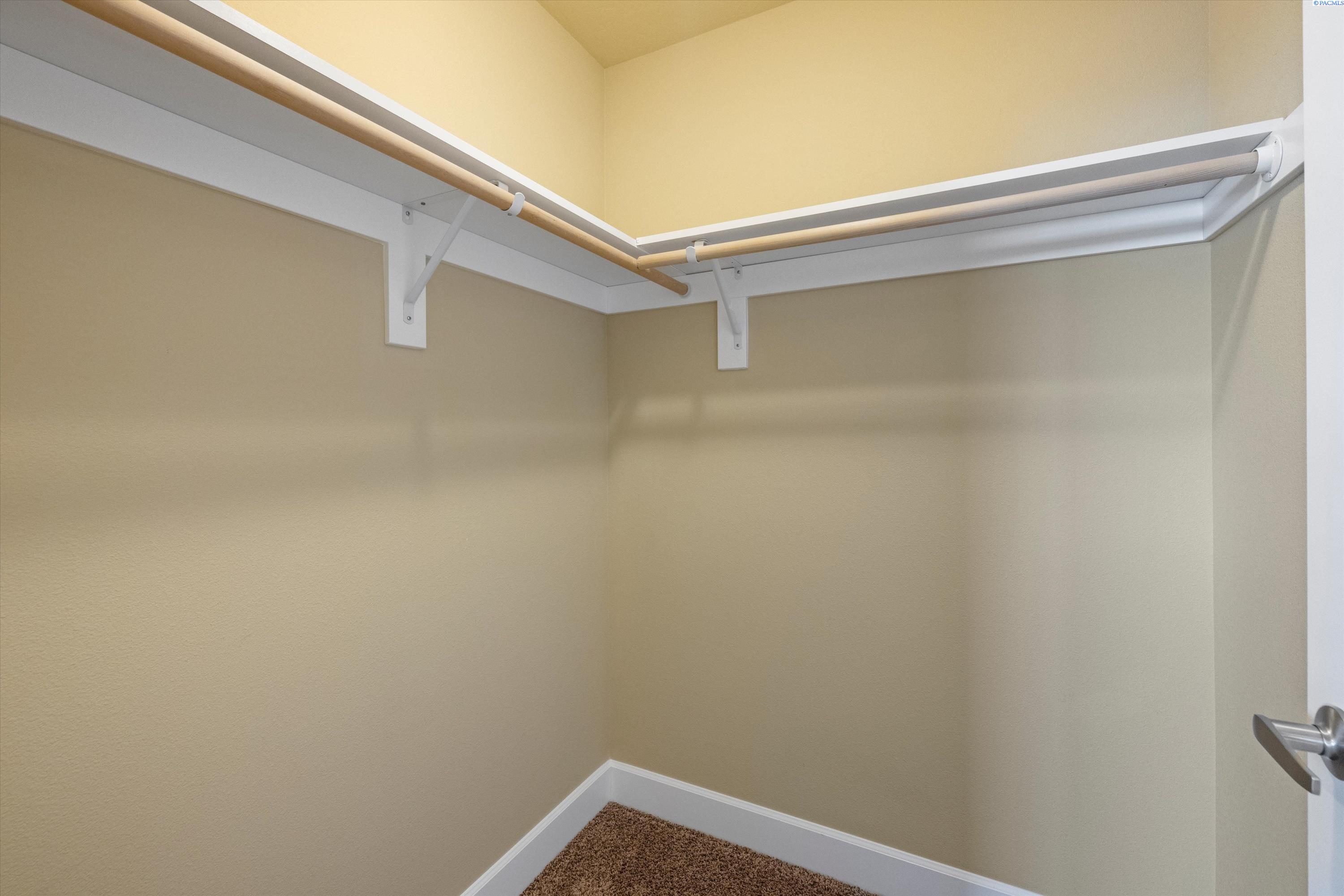 Pasco, Washington, 99301, United States, 6 Bedrooms Bedrooms, ,3 BathroomsBathrooms,Residential,For Sale,1705184