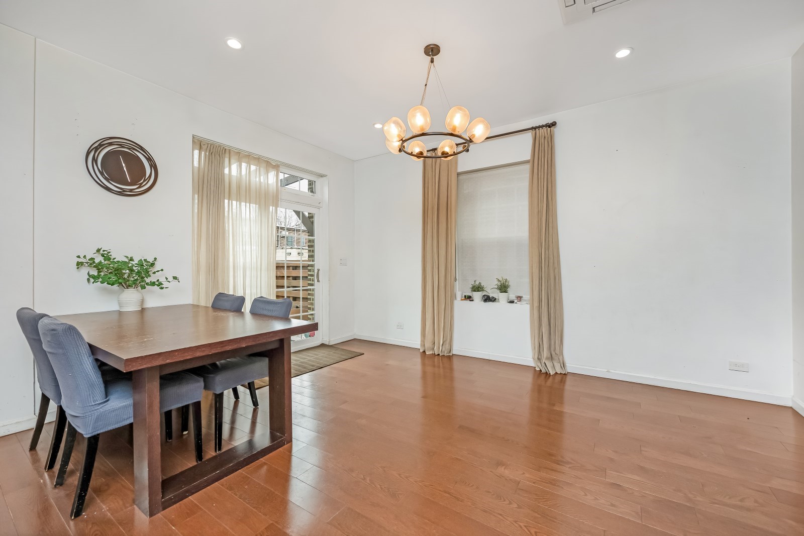 Middle Village, New York, 11379, United States, 3 Bedrooms Bedrooms, ,2 BathroomsBathrooms,Residential,For Sale,2001755