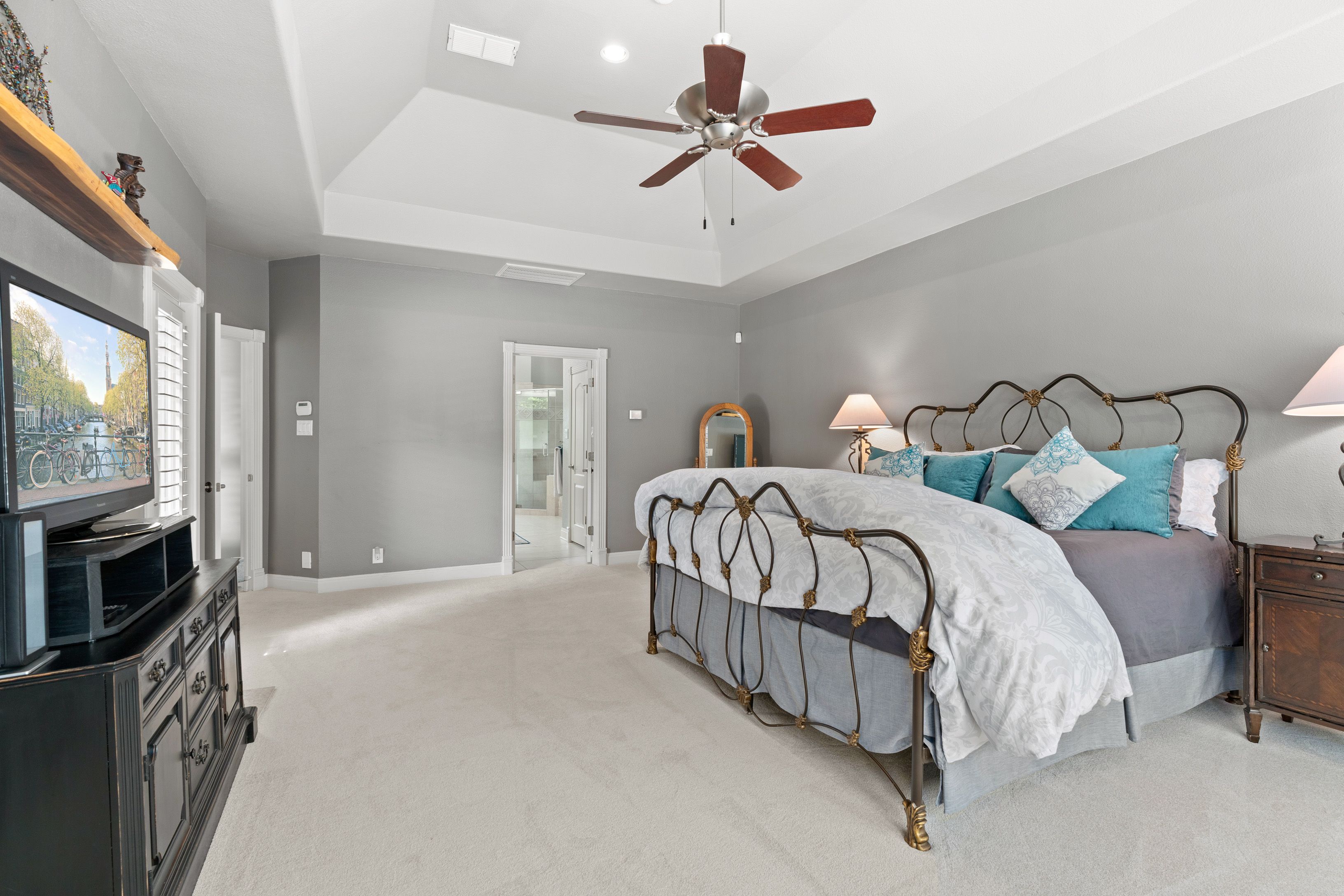  Spacious Estate with Poolside Views - 物件實景