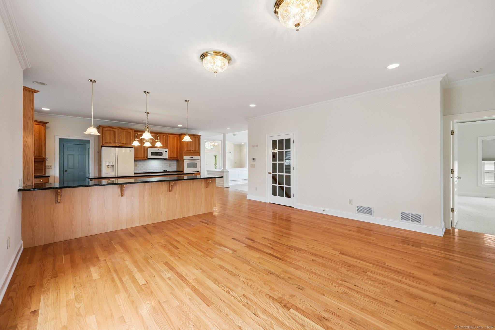 Wallingford, Connecticut, 06492, United States, 2 Bedrooms Bedrooms, ,4 BathroomsBathrooms,Residential,For Sale,1983794