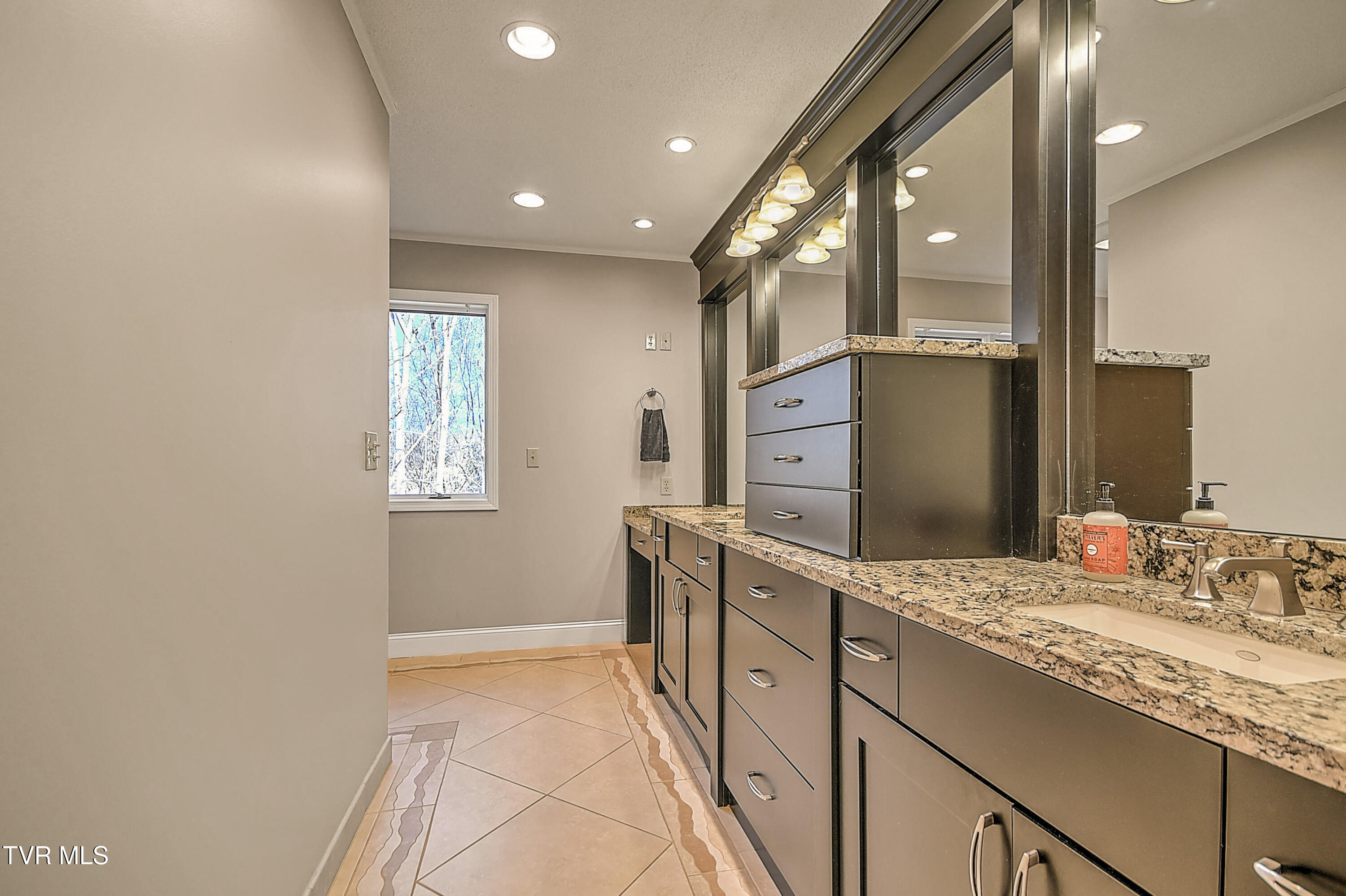 Jonesborough, Tennessee, 37659, United States, 6 Bedrooms Bedrooms, ,6 BathroomsBathrooms,Residential,For Sale,2011777