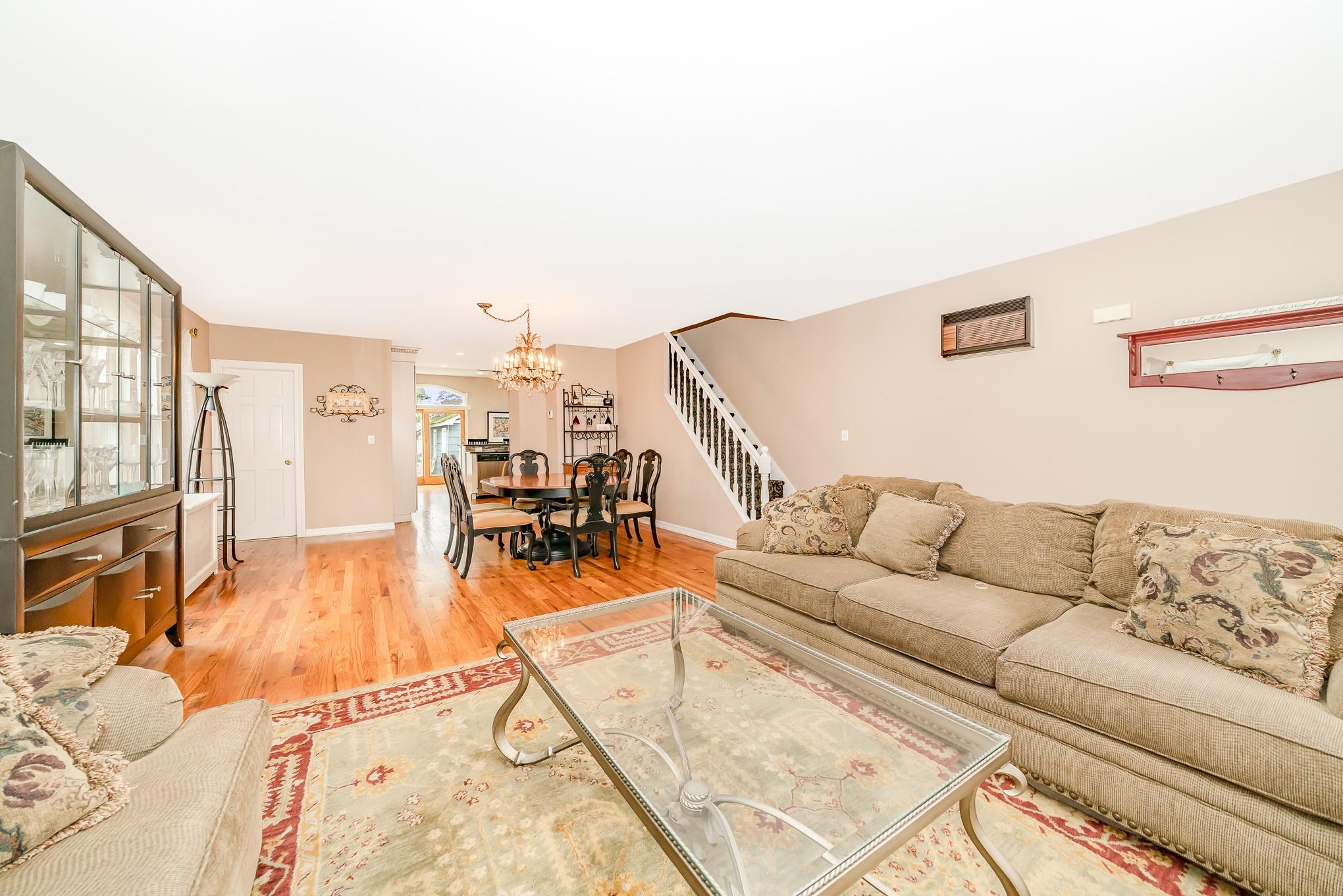 Williston Park, New York, 11596, United States, 3 Bedrooms Bedrooms, ,2 BathroomsBathrooms,Residential,For Sale,1928483