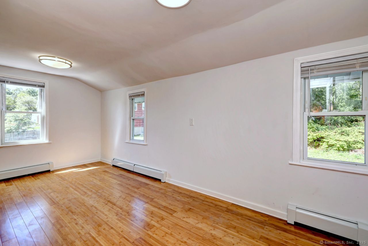 Milford, Connecticut, 06461, United States, 5 Bedrooms Bedrooms, ,2 BathroomsBathrooms,Residential,For Sale,1949907