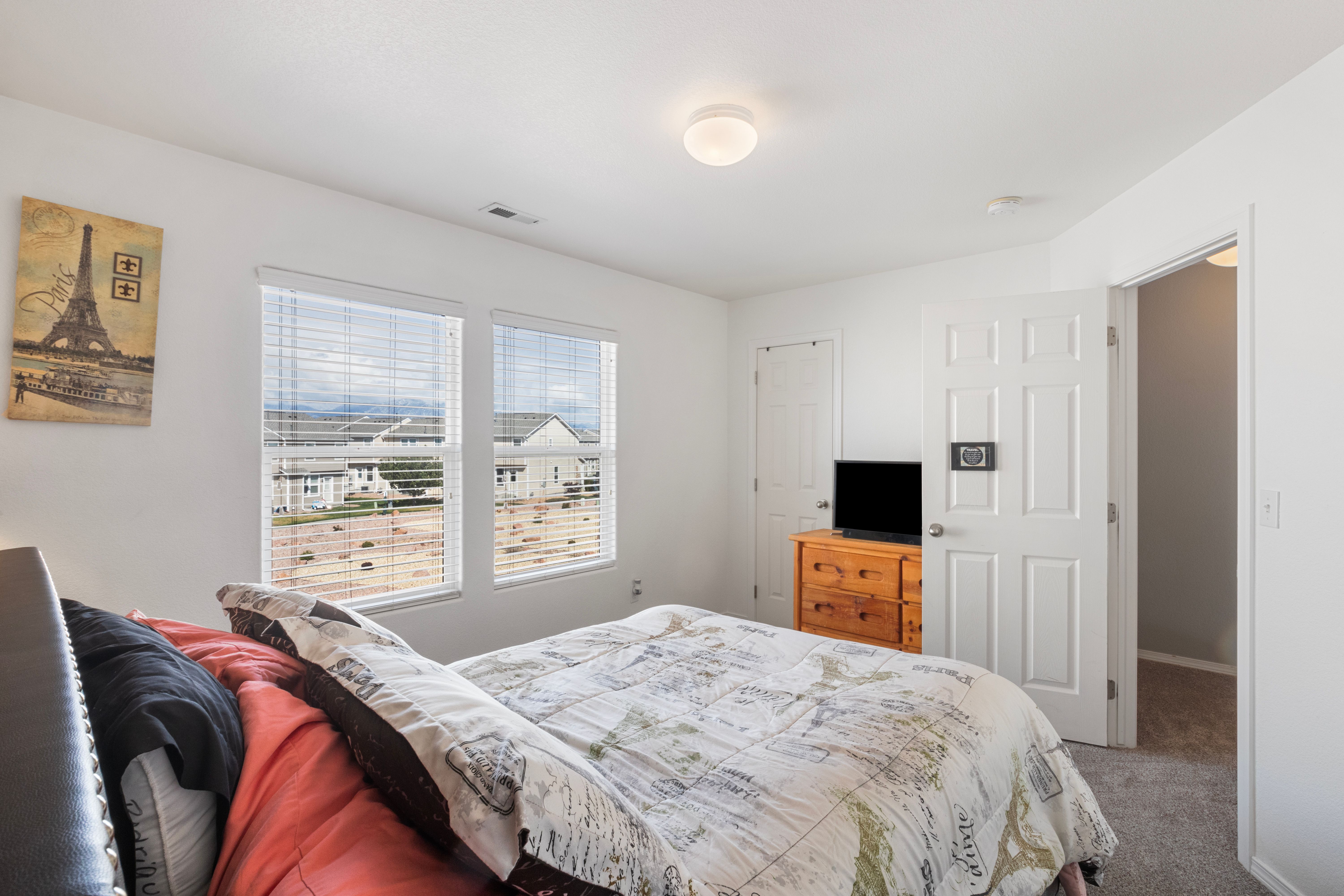  This Delightful GEM Features a Livable Floorplan with a Seamless Layout - 物件實景