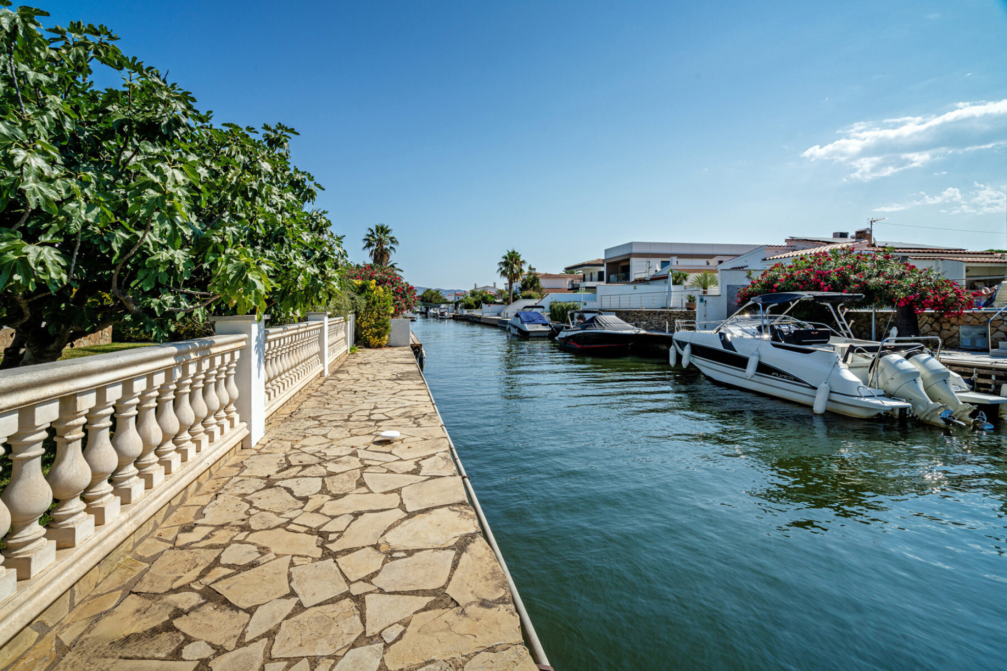  Magnificent property with 25 m of mooring and garage for boats. - 物件實景