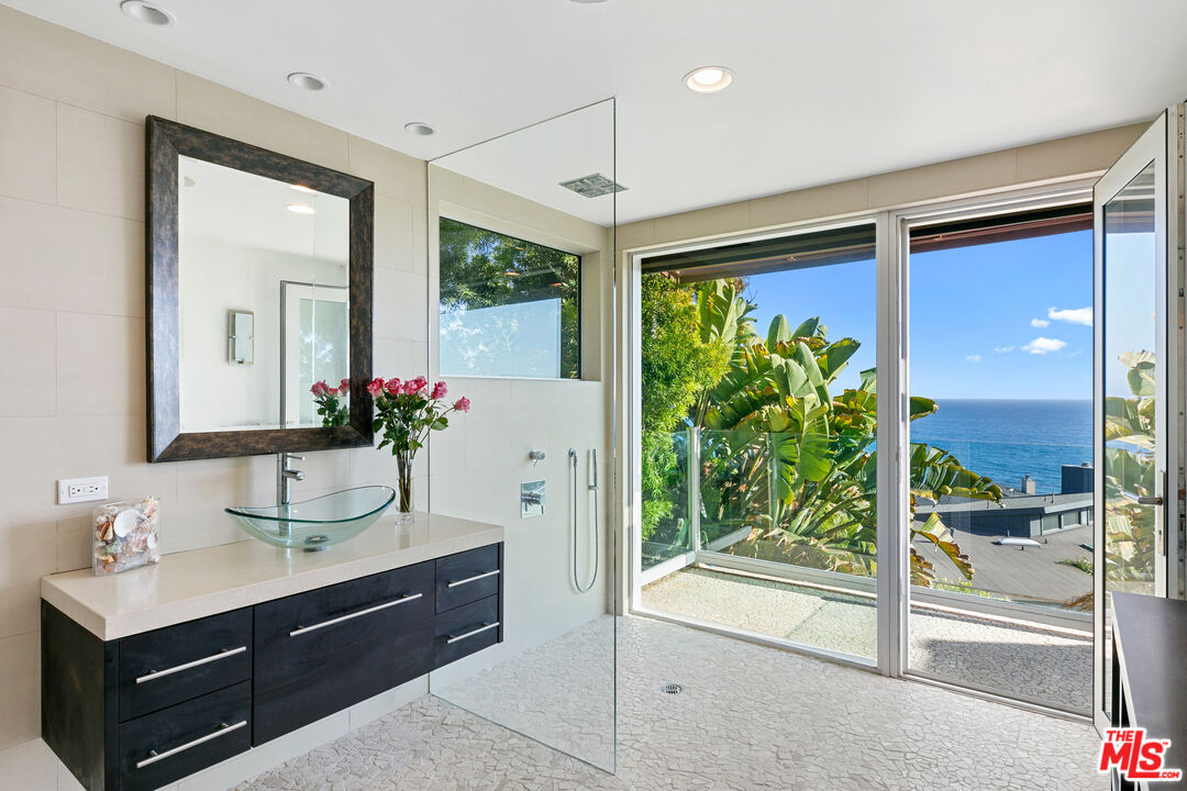 Malibu, California, 90265, United States, 3 Bedrooms Bedrooms, ,4 BathroomsBathrooms,Residential,For Sale,1807694