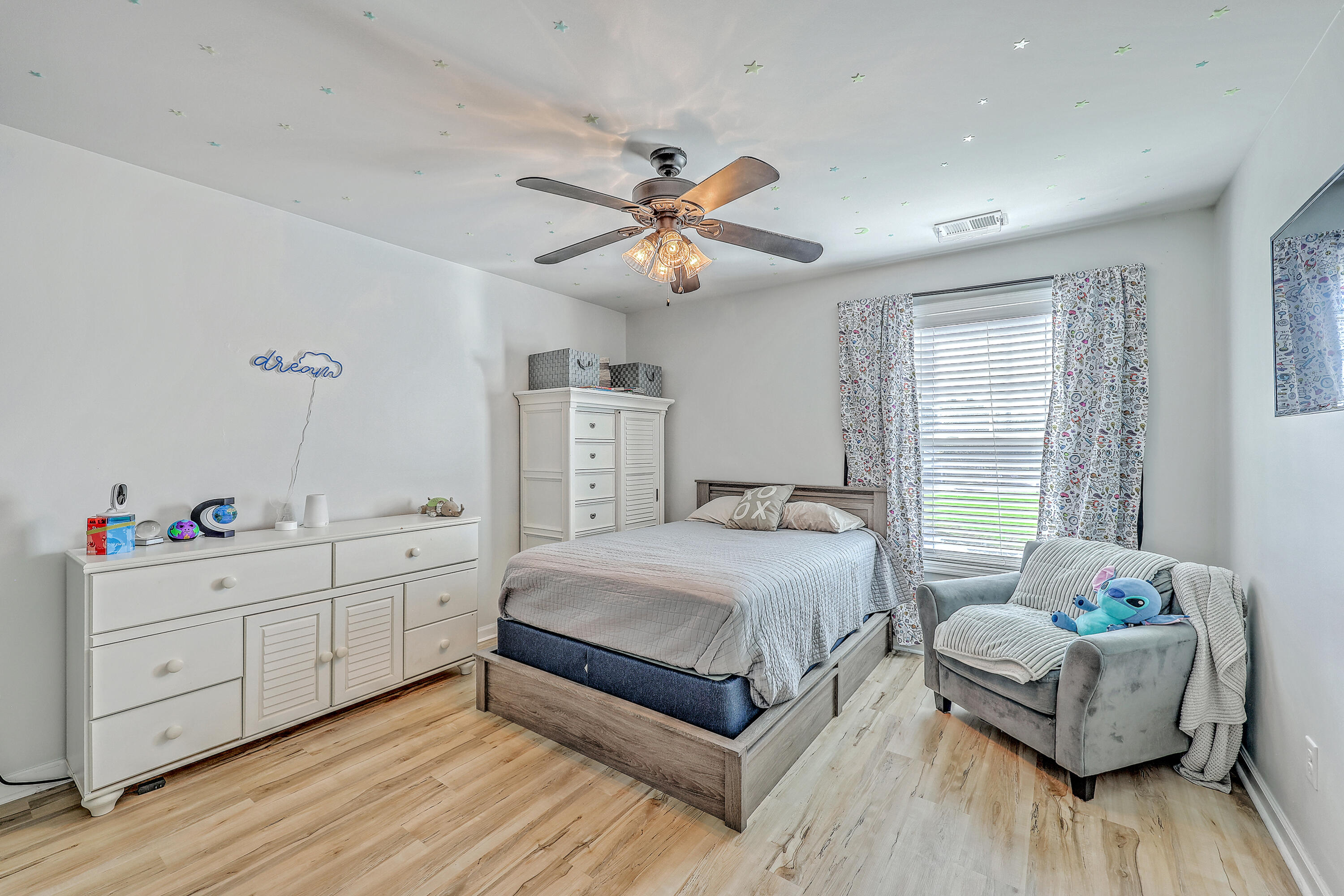 Hanahan, South Carolina, 29410, United States, 5 Bedrooms Bedrooms, ,3 BathroomsBathrooms,Residential,For Sale,1938024
