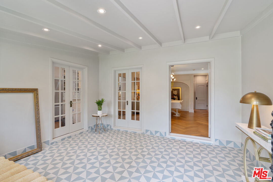 Los Angeles, California, 90005, United States, 3 Bedrooms Bedrooms, ,3 BathroomsBathrooms,Residential,For Sale,1876512
