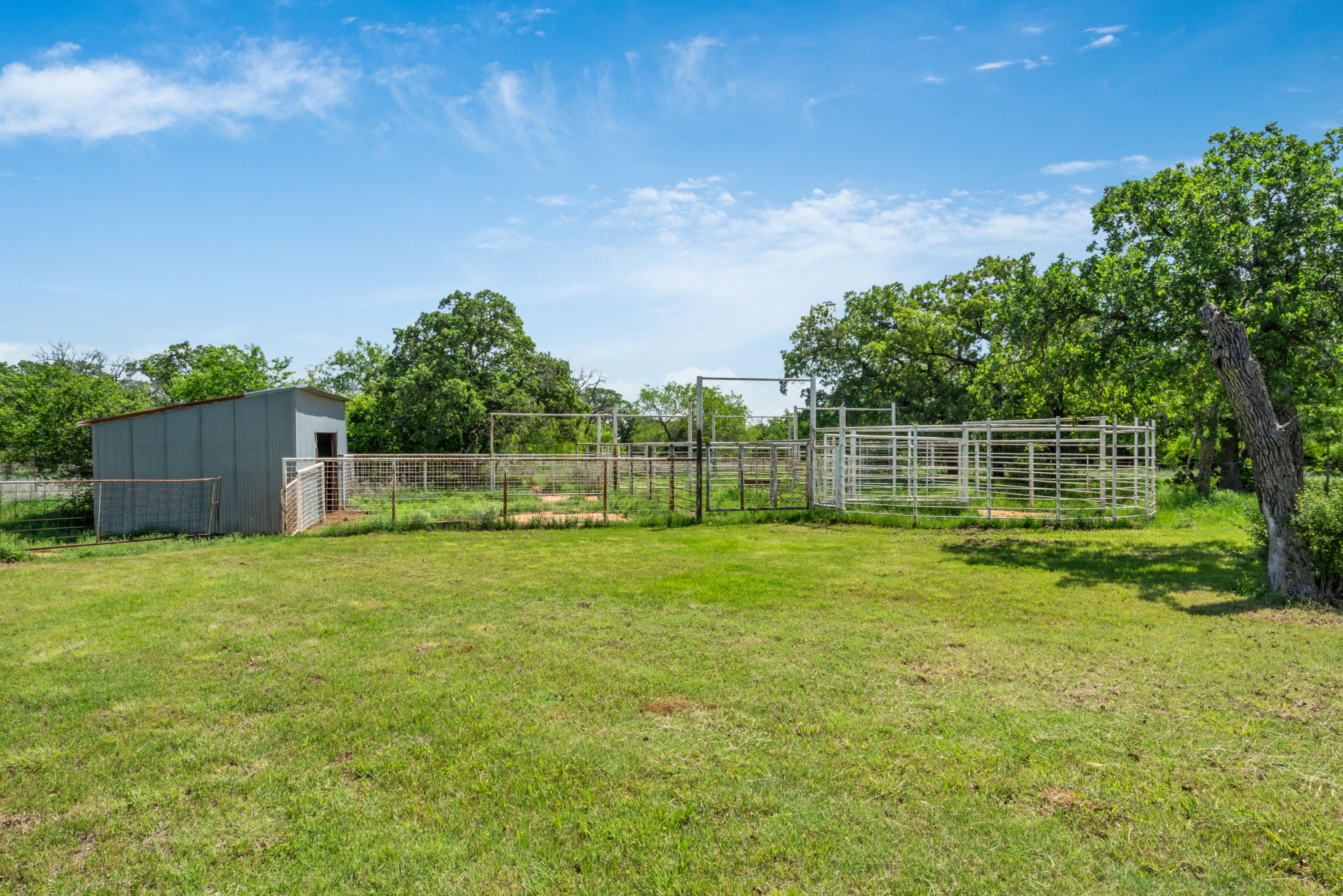  Ranch Style Rock Home on Private 80 Acres - 物件實景