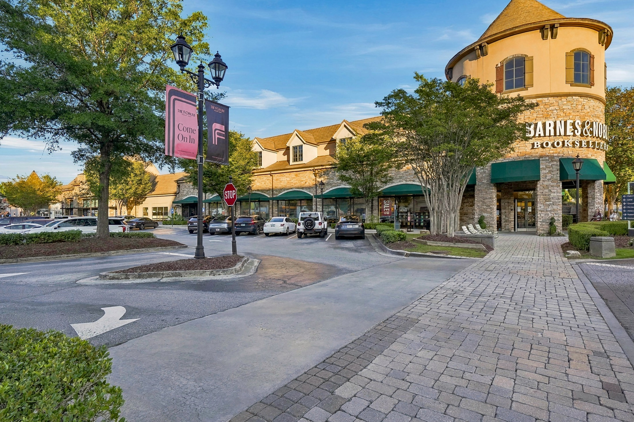  Classic Colonial Charm Meets Beautifully Updated Interiors - 物件實景