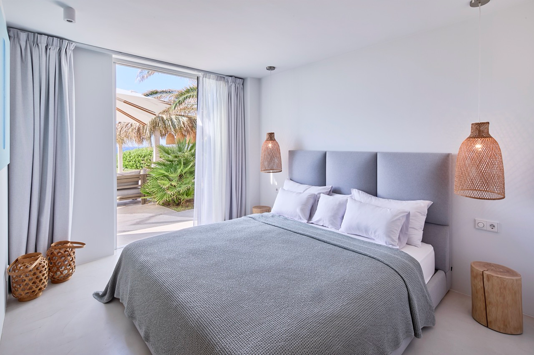  Villa on the beachfront in Caló d