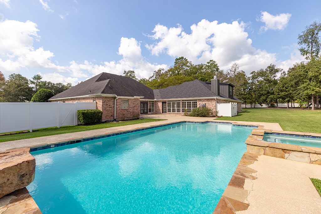 Lufkin, Texas, 75901, United States, 4 Bedrooms Bedrooms, ,5 BathroomsBathrooms,Residential,For Sale,1989881