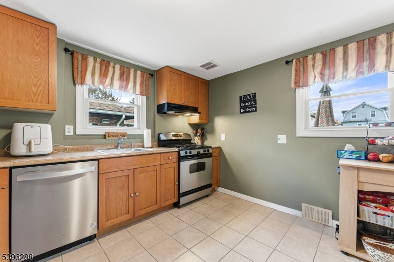 Dunellen Boro, New Jersey, 08812, United States, 5 Bedrooms Bedrooms, ,2 BathroomsBathrooms,Residential,For Sale,1989398