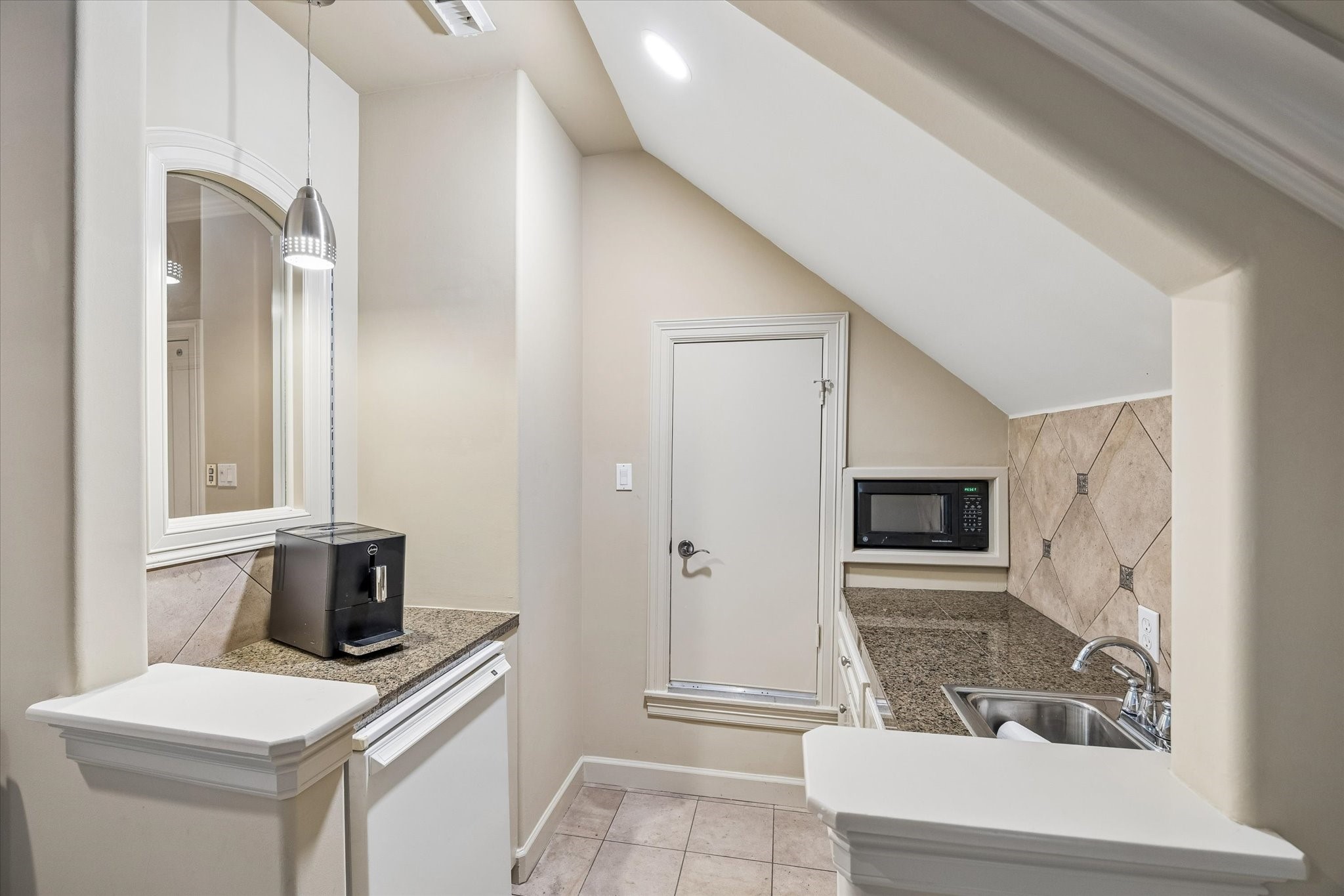  2426 Nantucket Drive B - 物件實景