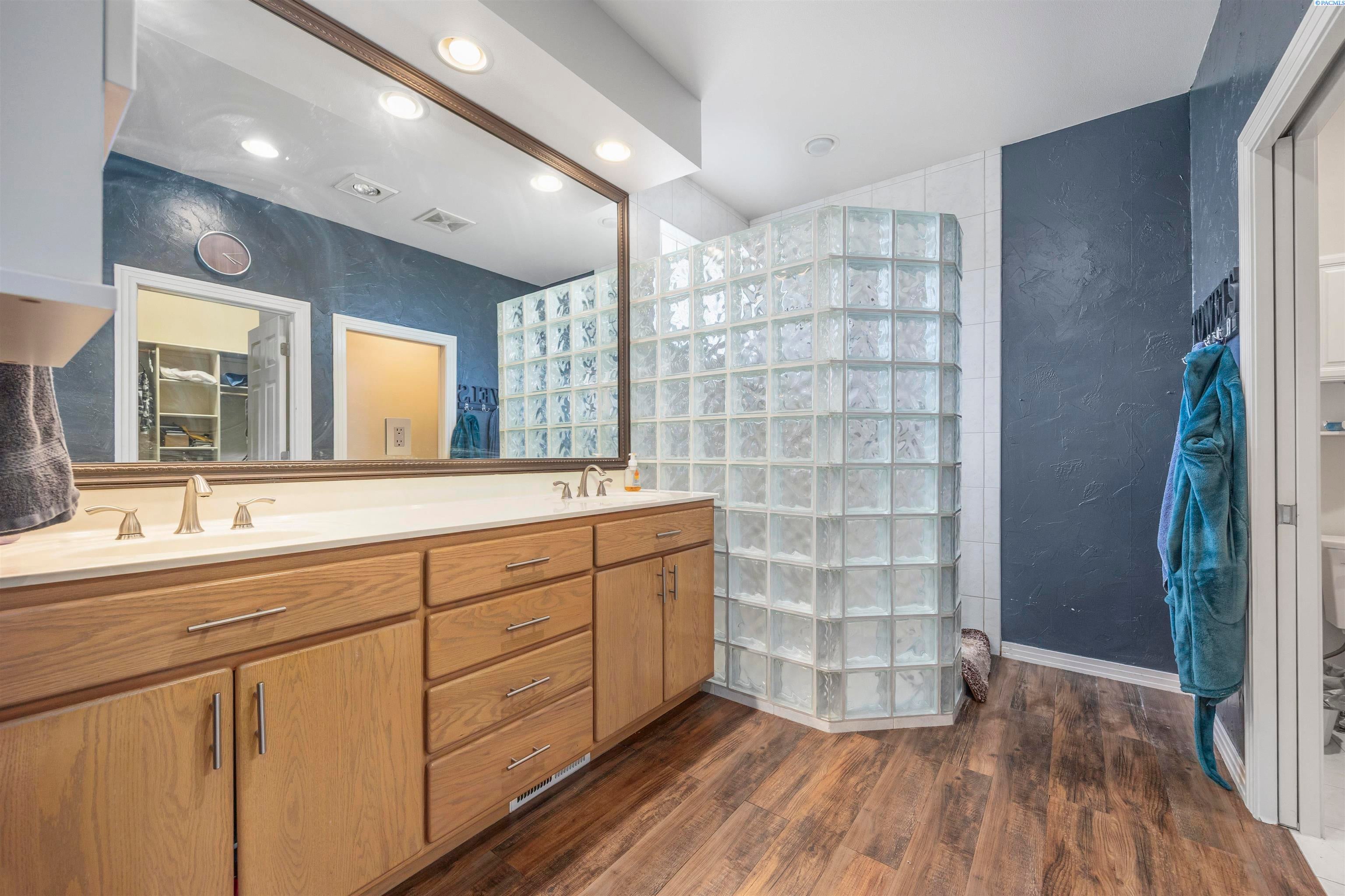 Kennewick, Washington, 99337, United States, 6 Bedrooms Bedrooms, ,4 BathroomsBathrooms,Residential,For Sale,1979182