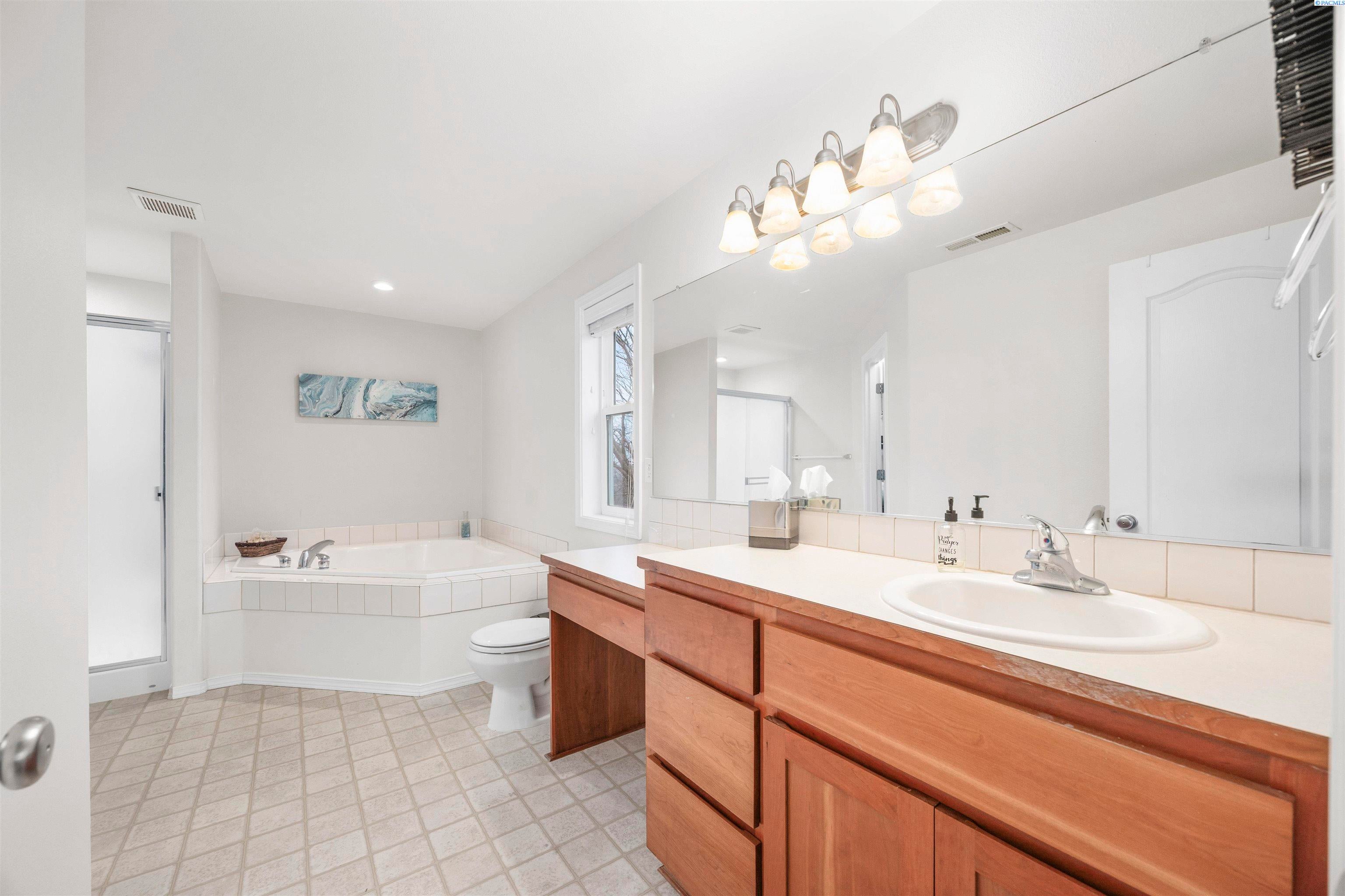 Eltopia, Washington, 99330, United States, 5 Bedrooms Bedrooms, ,4 BathroomsBathrooms,Residential,For Sale,2012124