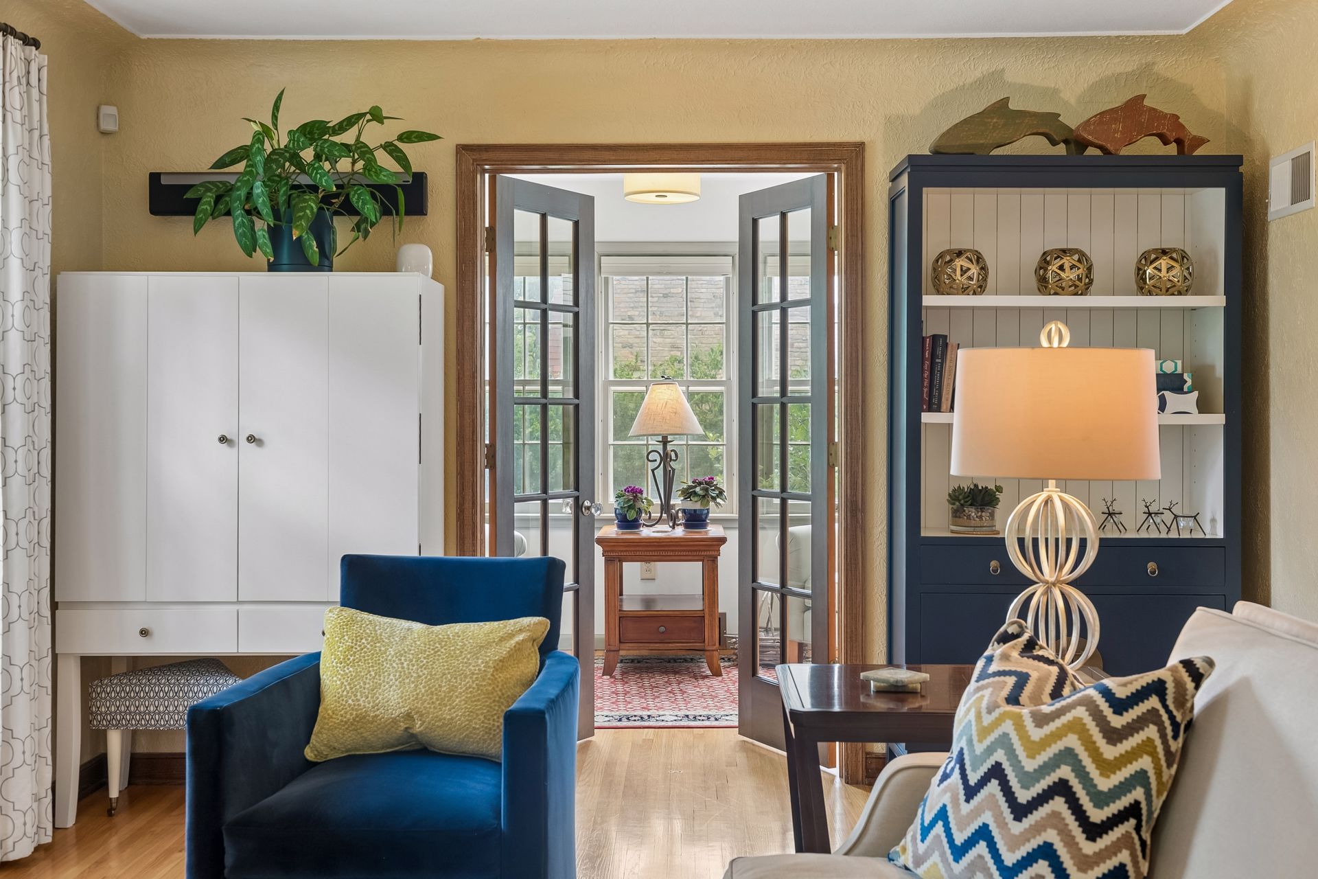  Thoughtfully Updated Tudor on a Rare Oversized Lot - 物件實景
