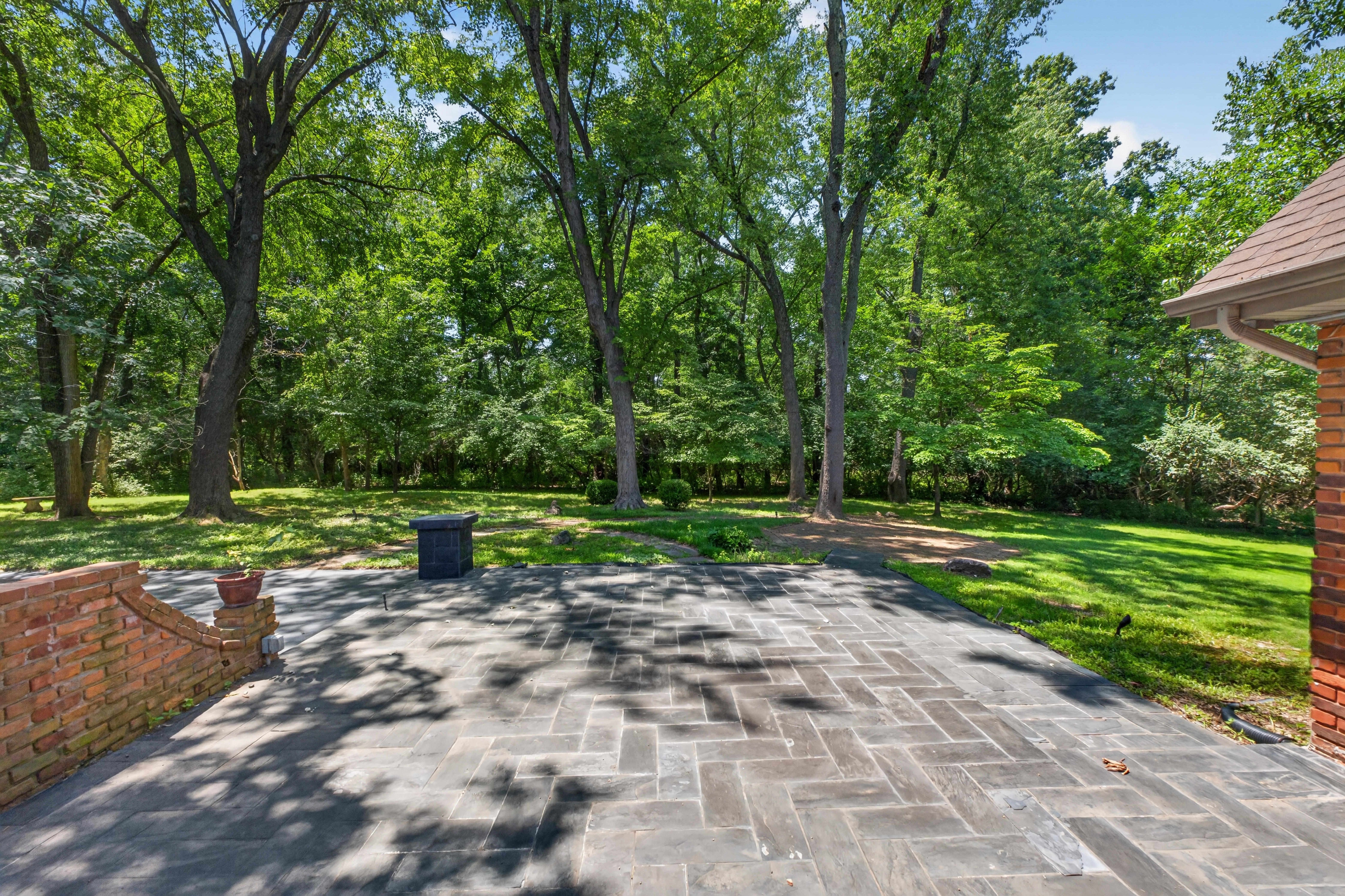  Elegant Brick Retreat on 1.5+ Acres with Modern Luxuries and Tranquil Living - 物件實景