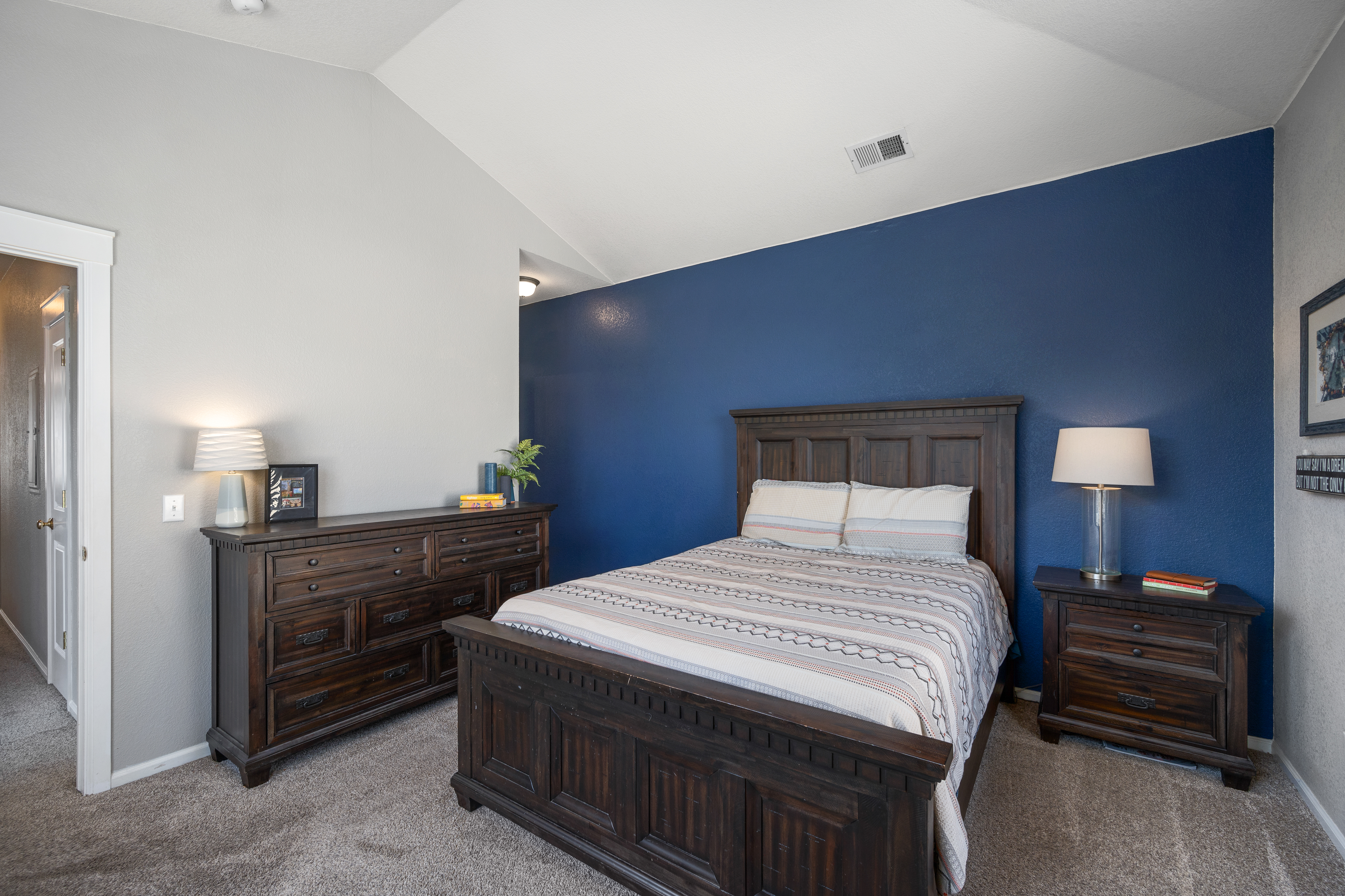  Beautifully Designed 2nd-floor Condo in Sought-after Community of Edgewater Park - 物件實景