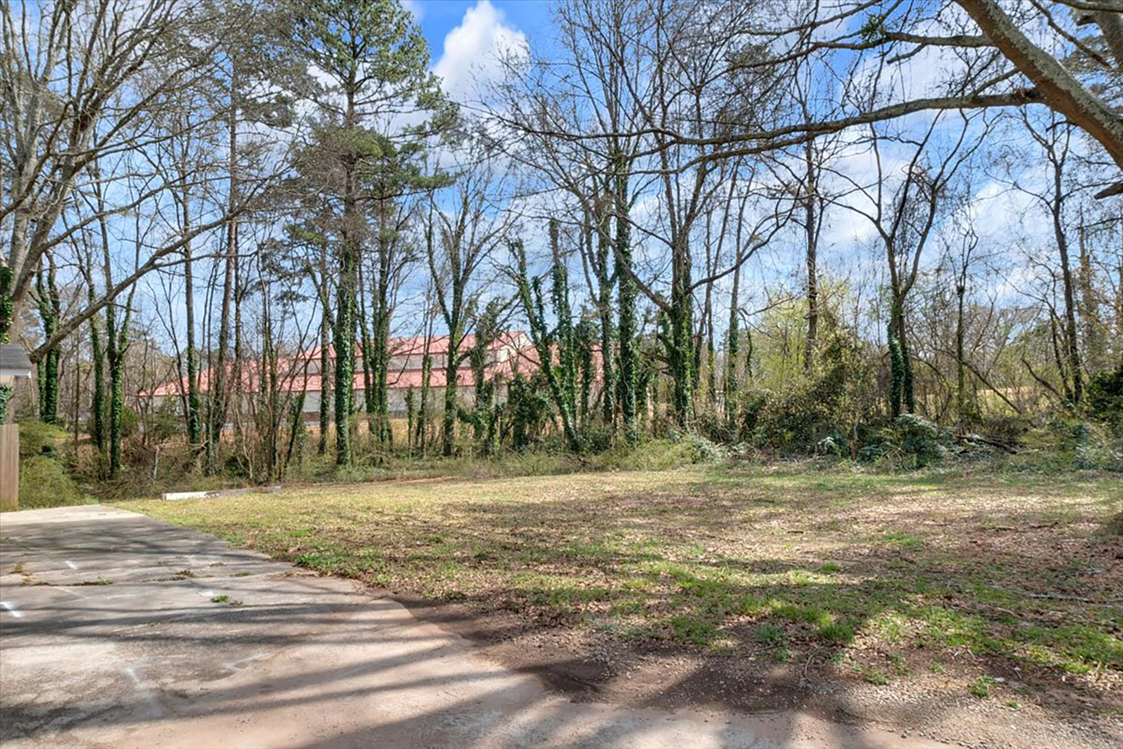  Exceptional Property Offers Two Homes, Detached Garage and Nearly Three Acres - 物件實景