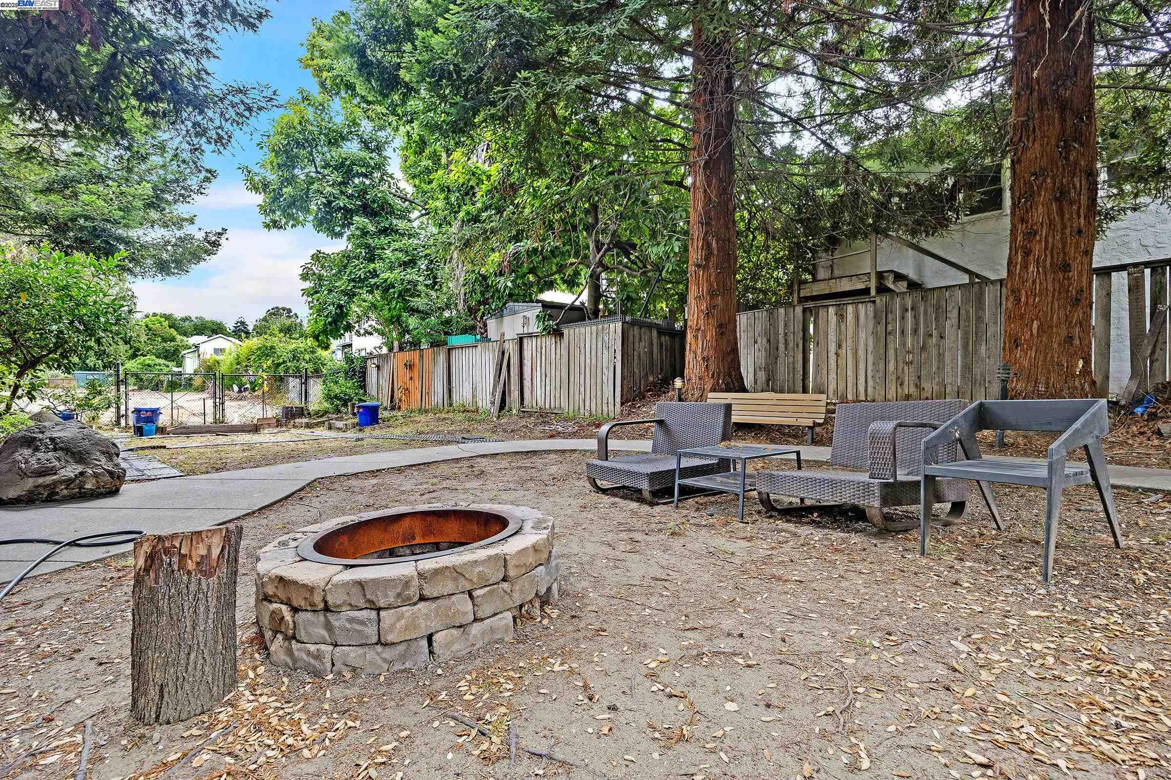 Emeryville, California, 94608, United States, 2 Bedrooms Bedrooms, ,1 BathroomBathrooms,Residential,For Sale,1907705