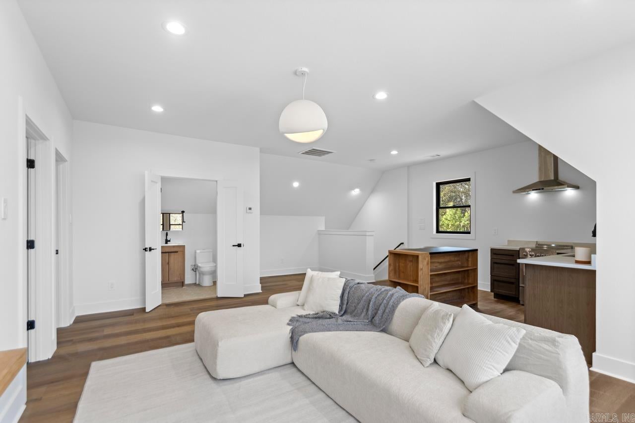 Alexander, Arkansas, 72002, United States, 6 Bedrooms Bedrooms, ,4 BathroomsBathrooms,Residential,For Sale,1986136