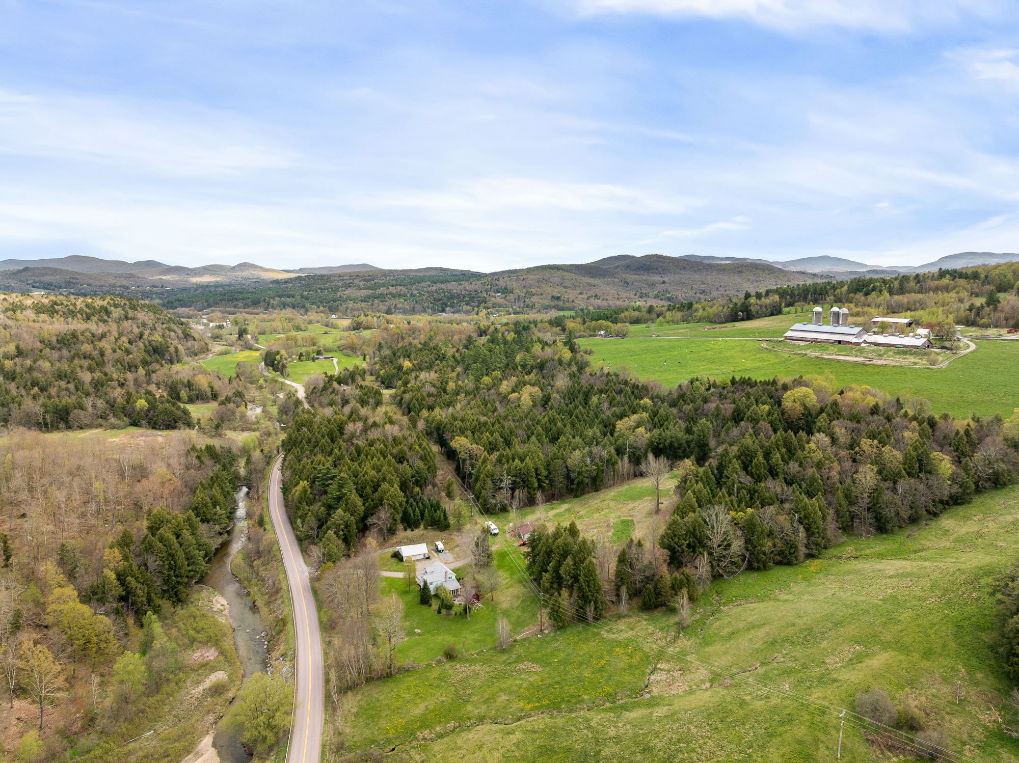  977 Lower Pleasant Valley Road - 物件實景