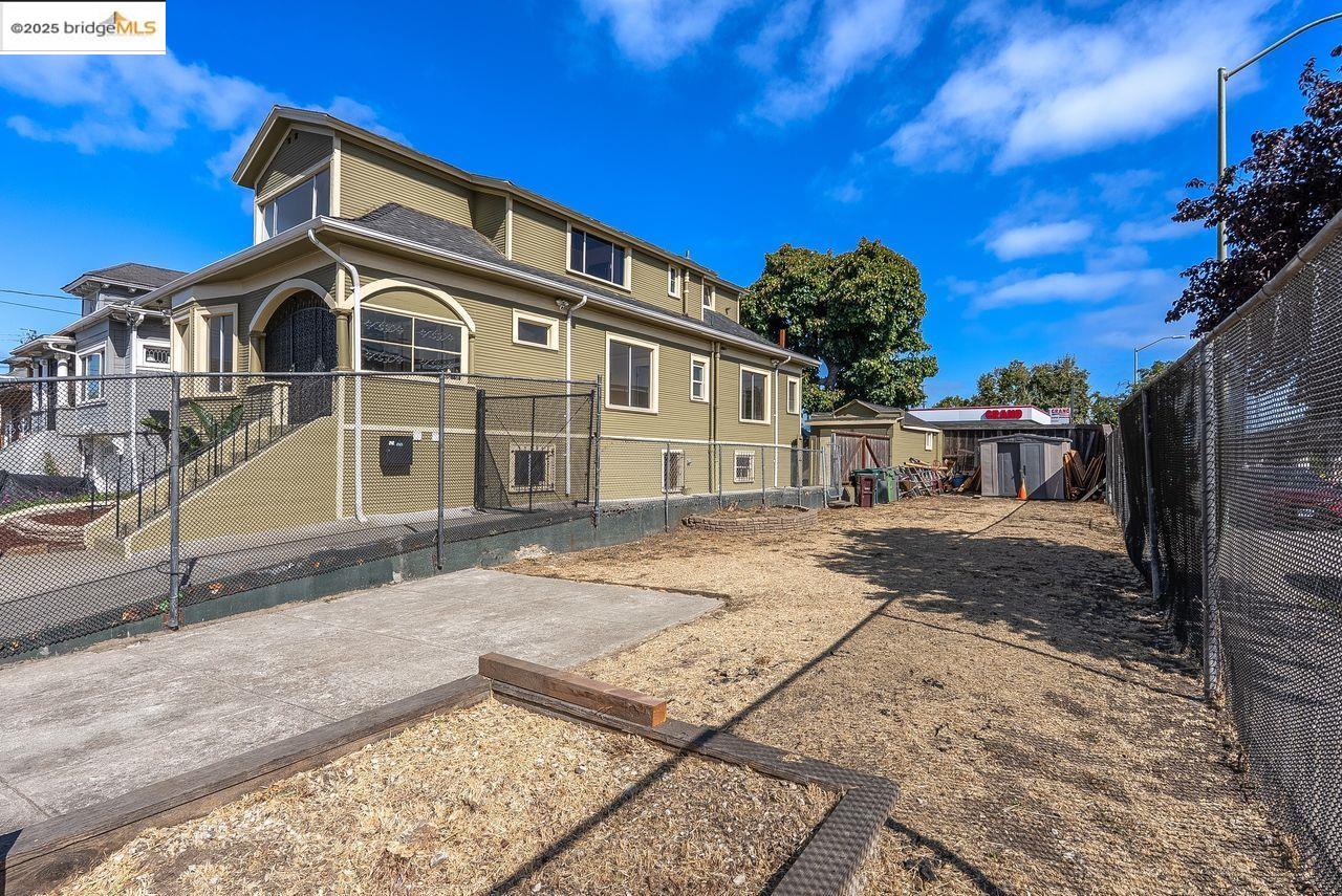 Oakland, California, 94608, United States, 6 Bedrooms Bedrooms, ,3 BathroomsBathrooms,Residential,For Sale,1939780