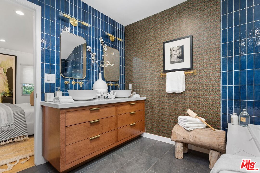 Los Angeles, California, 90064, United States, 3 Bedrooms Bedrooms, ,4 BathroomsBathrooms,Residential,For Sale,1940581