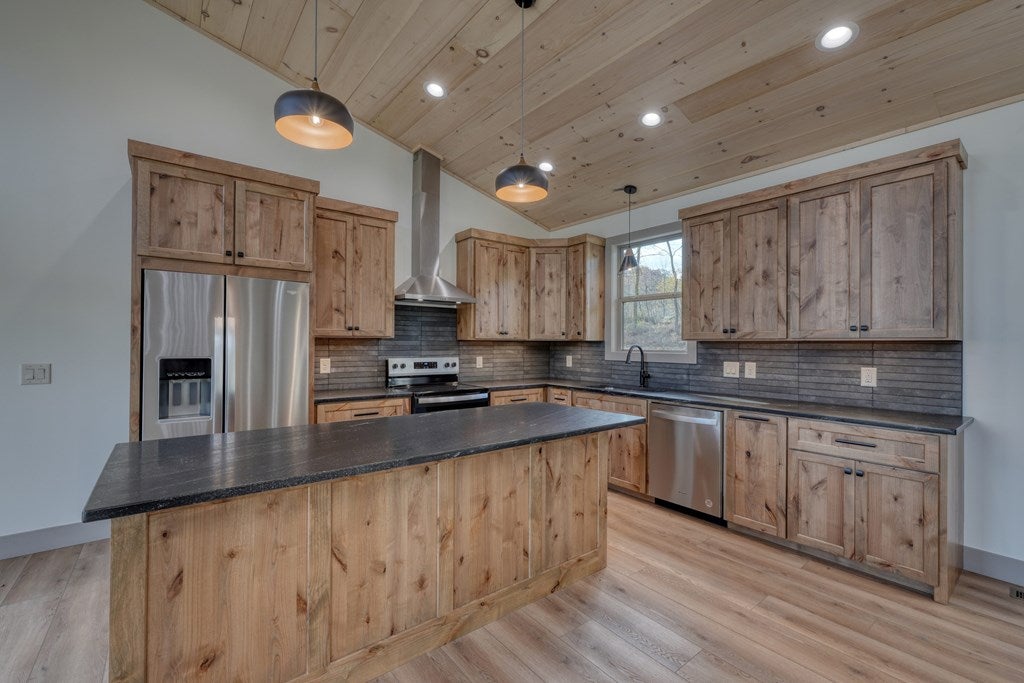 Hayesville, North Carolina, 28904, United States, 3 Bedrooms Bedrooms, ,4 BathroomsBathrooms,Residential,For Sale,1839913