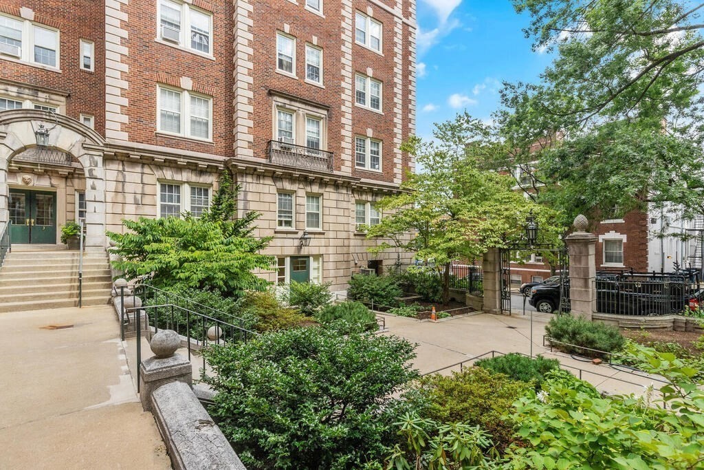 Cambridge, Massachusetts, 02140, United States, 2 Bedrooms Bedrooms, ,1 BathroomBathrooms,Residential,For Sale,1942143