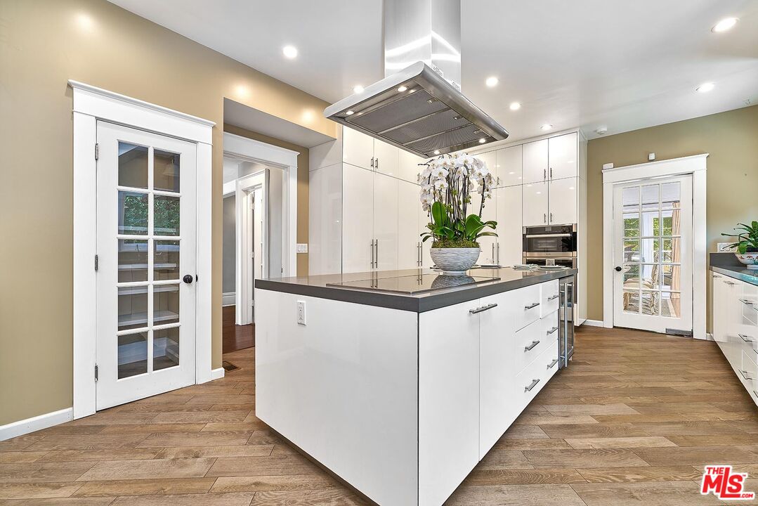 Los Angeles, California, 90005, United States, 5 Bedrooms Bedrooms, ,6 BathroomsBathrooms,Residential,For Sale,1907226