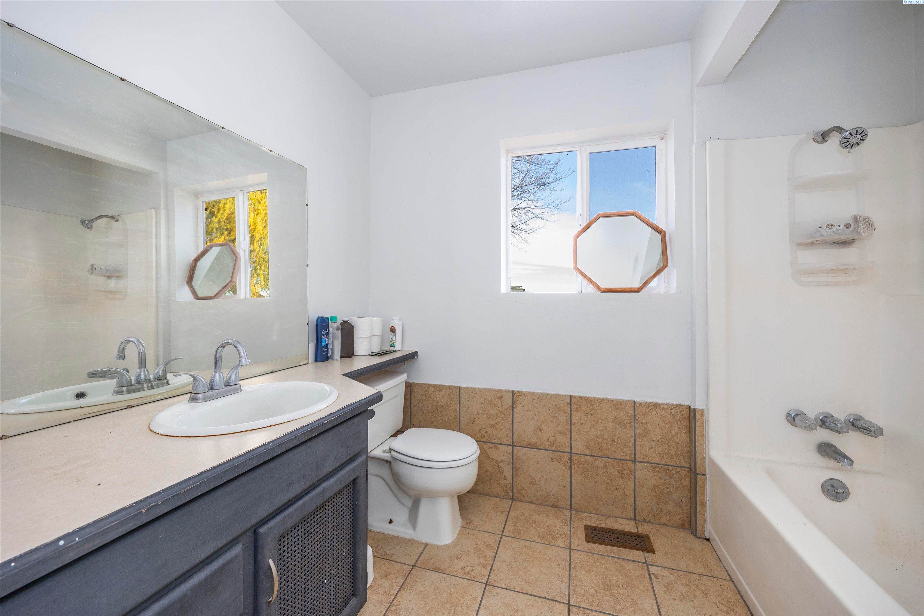 Pasco, Washington, 99301, United States, 2 Bedrooms Bedrooms, ,1 BathroomBathrooms,Residential,For Sale,1997990