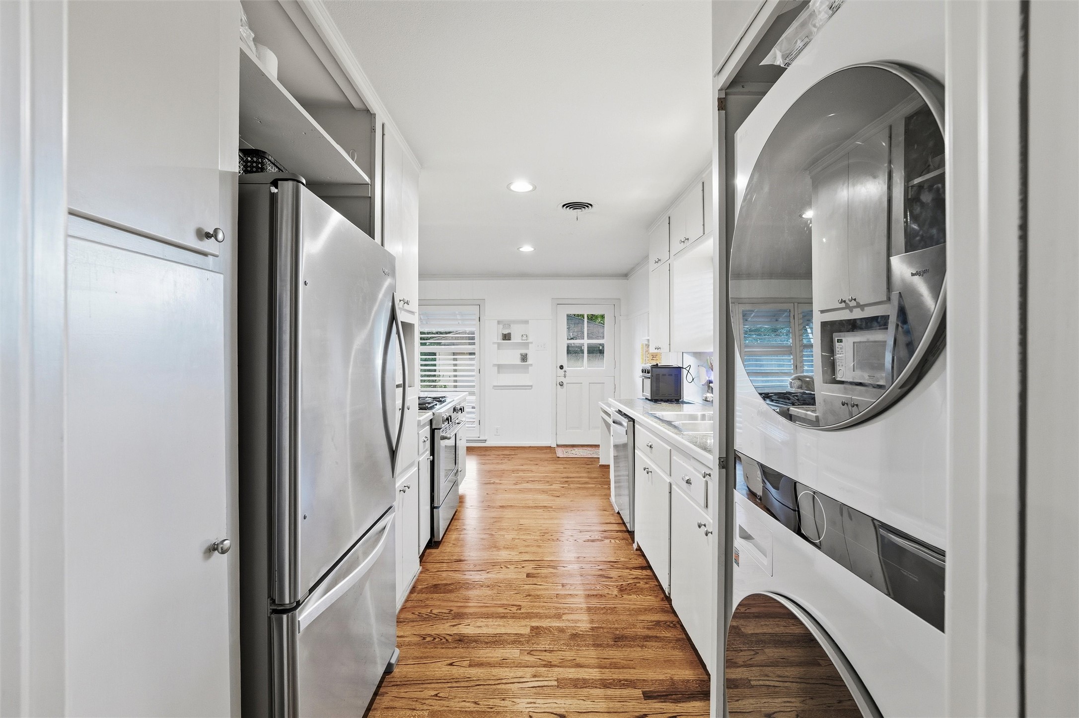 Dallas, Texas, 75214, United States, 3 Bedrooms Bedrooms, ,2 BathroomsBathrooms,Residential,For Sale,1989303