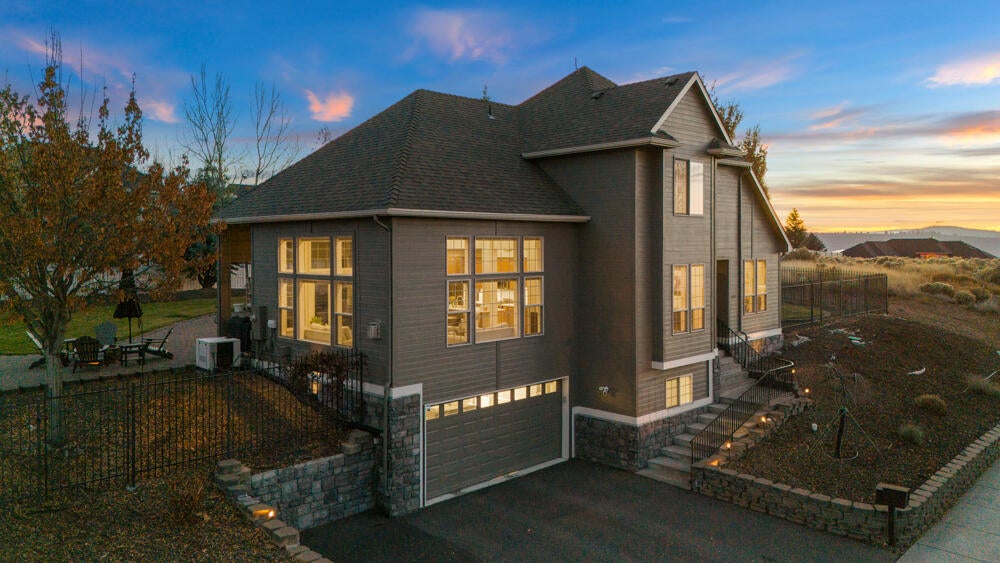 Klamath Falls, Oregon, 97601, United States, 3 Bedrooms Bedrooms, ,3 BathroomsBathrooms,Residential,For Sale,1848515
