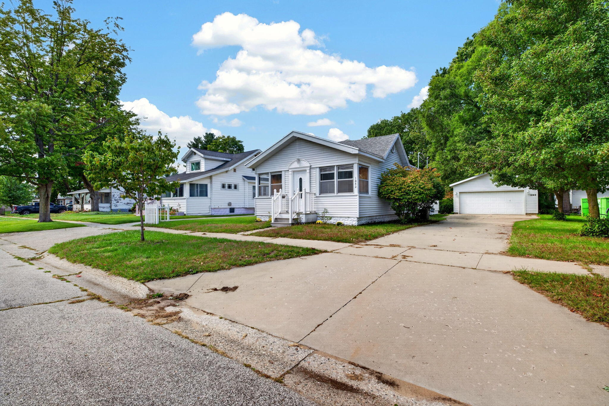 Mills Ave, Muskegon, MI 49445