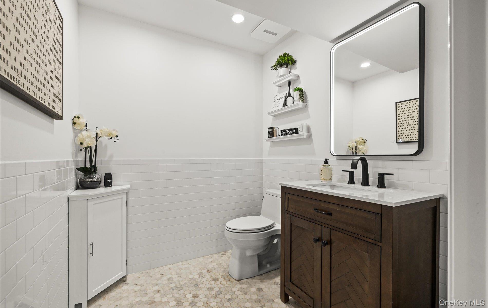 Huntington, New York, 11743, United States, 6 Bedrooms Bedrooms, ,4 BathroomsBathrooms,Residential,For Sale,1827761