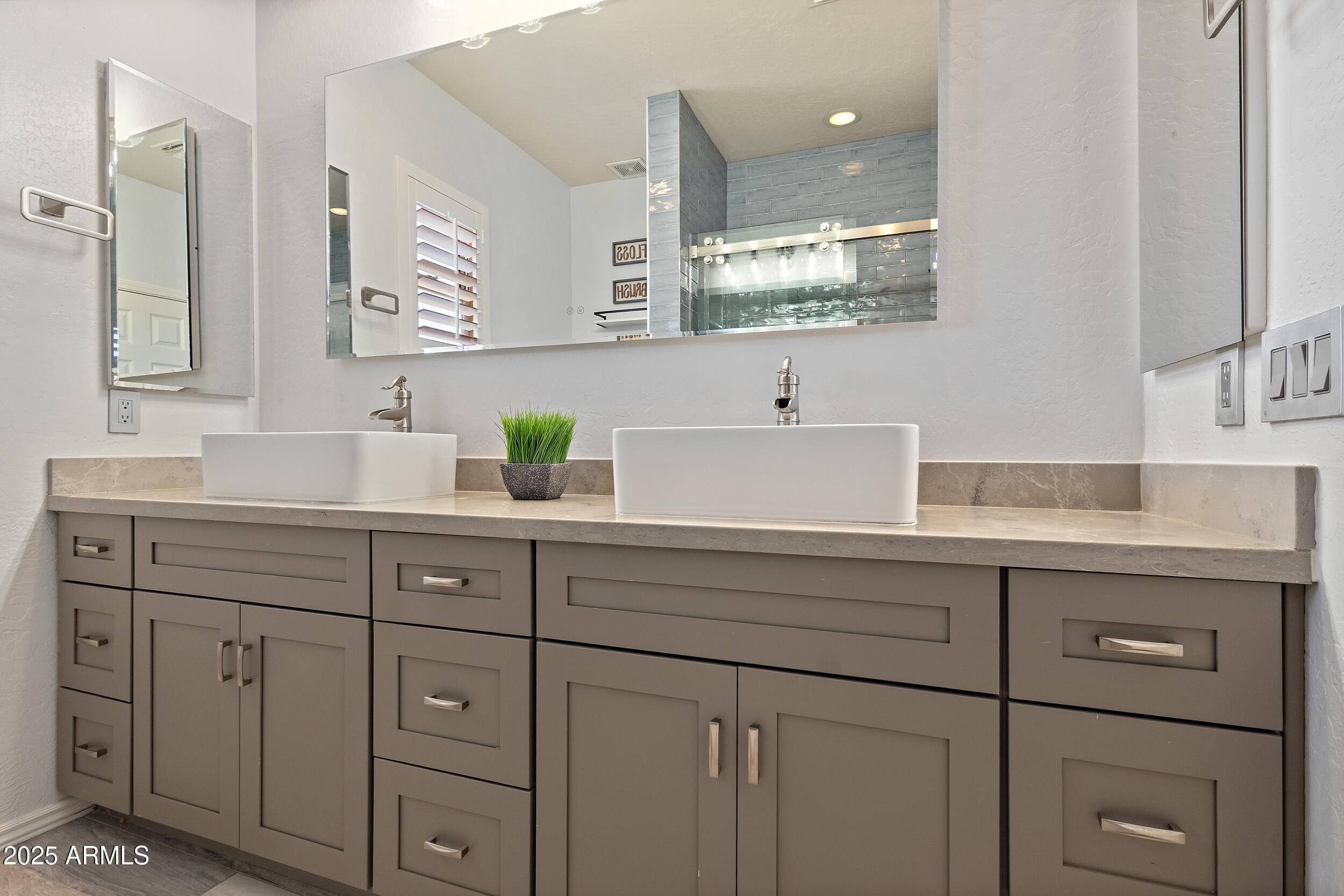 Phoenix, Arizona, 85050, United States, 5 Bedrooms Bedrooms, ,Residential,For Sale,1949706