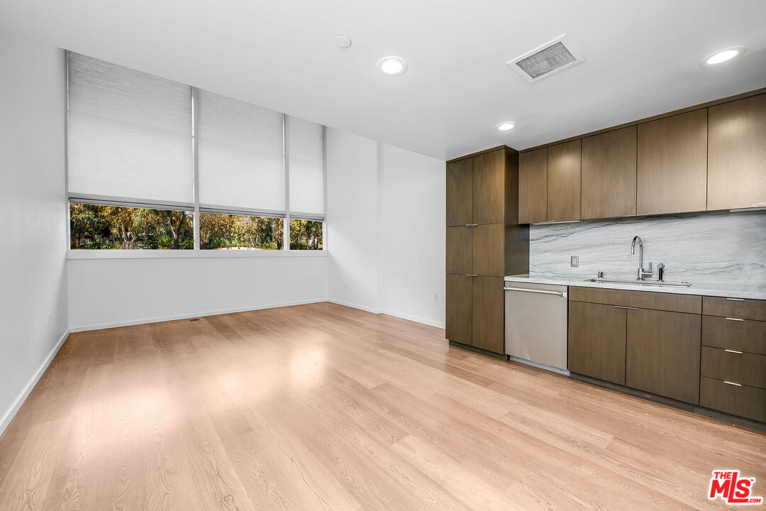 Santa Monica, California, 90401, United States, 2 Bedrooms Bedrooms, ,2 BathroomsBathrooms,Residential,For Sale,2001911