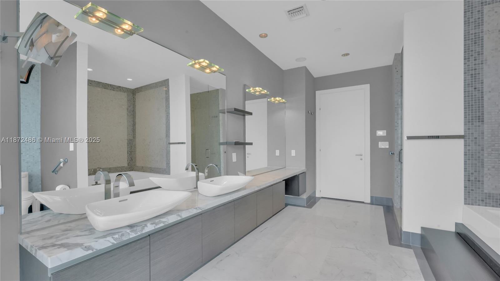 Miami, Florida, 33131, United States, 3 Bedrooms Bedrooms, ,6 BathroomsBathrooms,Residential,For Sale,1938833
