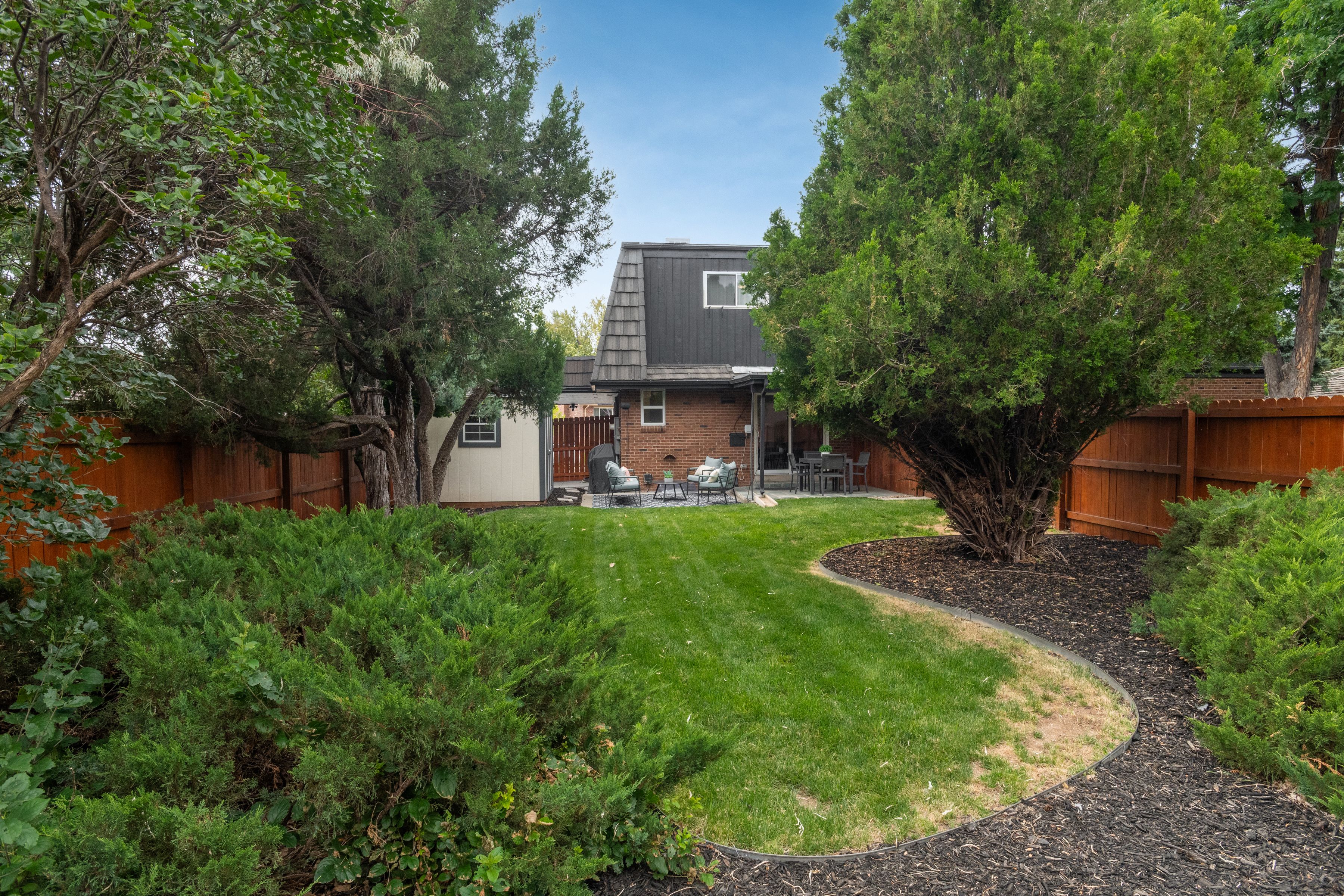  Updated, move-in ready home offers a bright, inviting floor plan - 物件實景