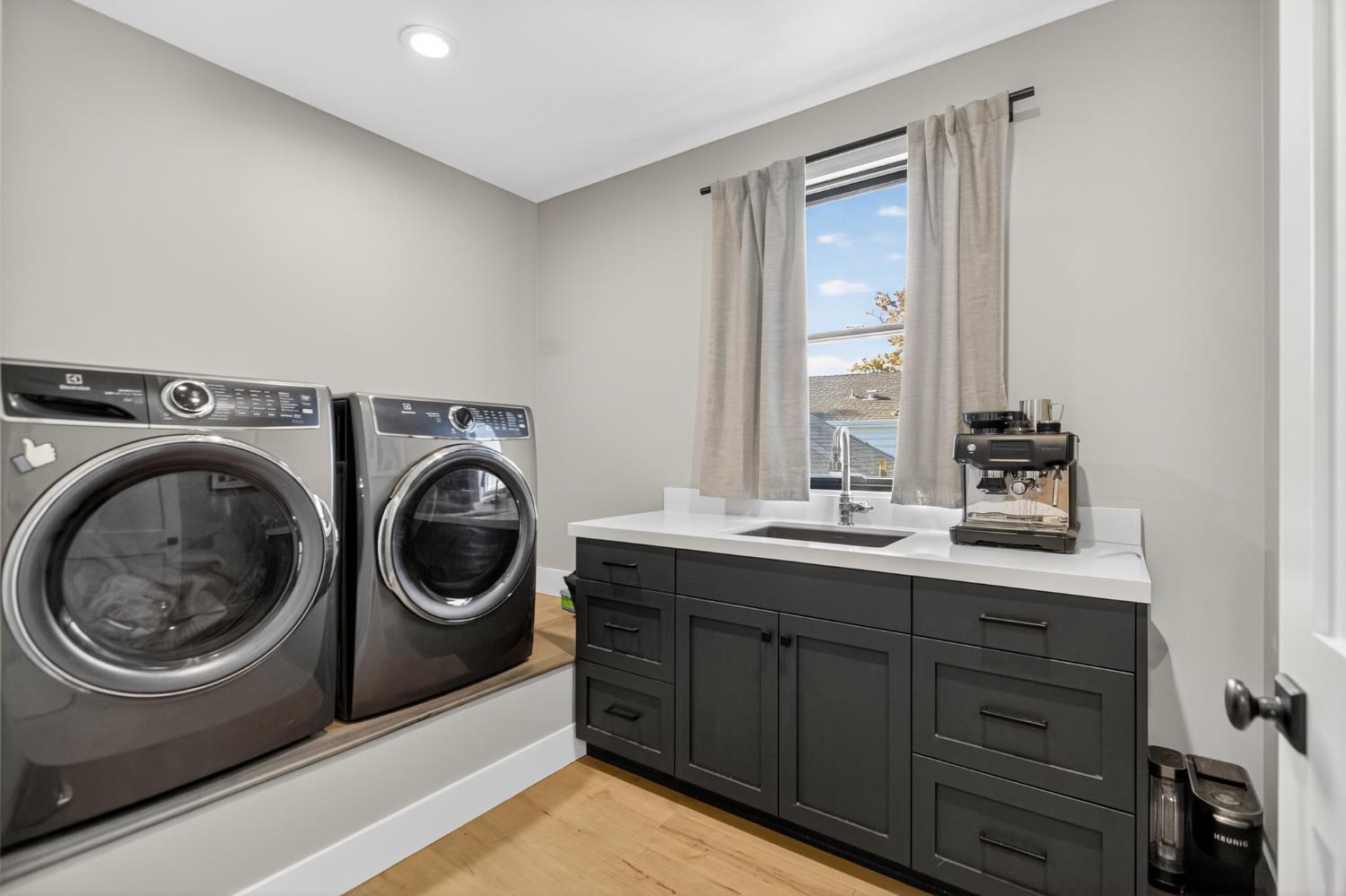 Sacramento, California, 95816, United States, 3 Bedrooms Bedrooms, ,5 BathroomsBathrooms,Residential,For Sale,1978117