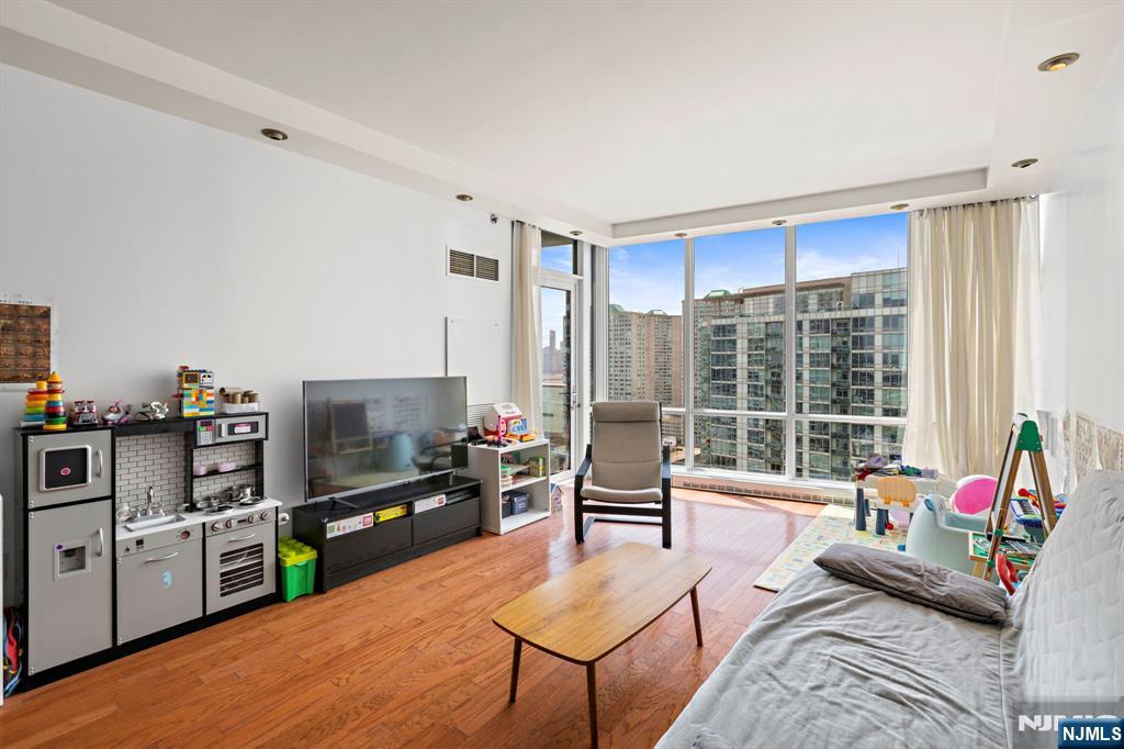 Jersey City, New Jersey, 07310, United States, 2 Bedrooms Bedrooms, ,2 BathroomsBathrooms,Residential,For Sale,1940399