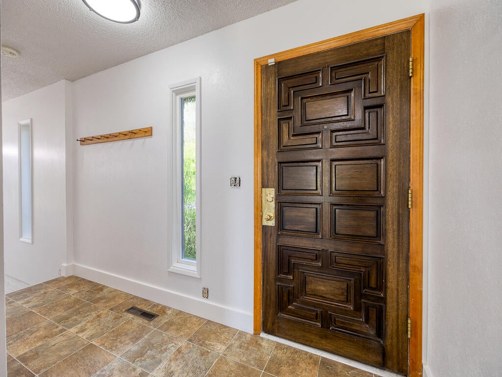 Klamath Falls, Oregon, 97601, United States, 3 Bedrooms Bedrooms, ,3 BathroomsBathrooms,Residential,For Sale,1859648