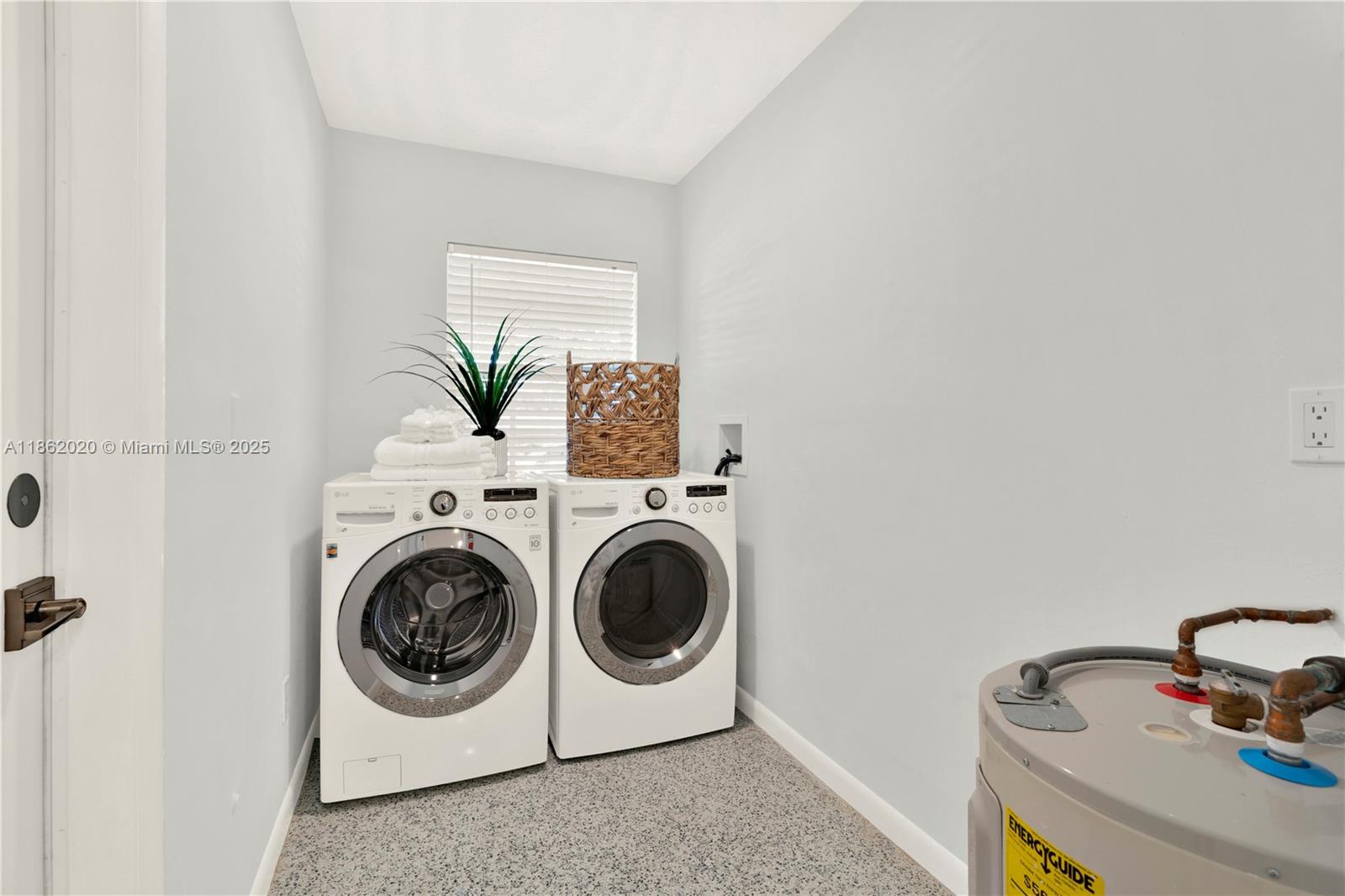 Miami, Florida, 33157, United States, 2 Bedrooms Bedrooms, ,1 BathroomBathrooms,Residential,For Sale,1932105