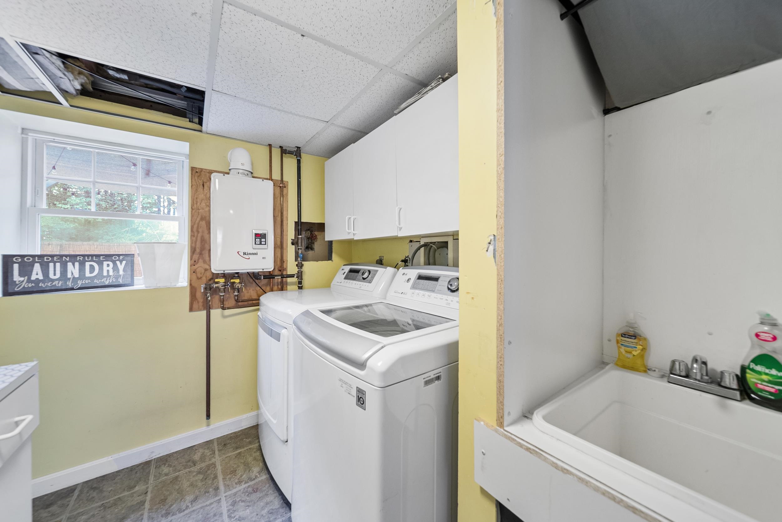 Derry, New Hampshire, 03038, United States, 3 Bedrooms Bedrooms, ,1 BathroomBathrooms,Residential,For Sale,1938906